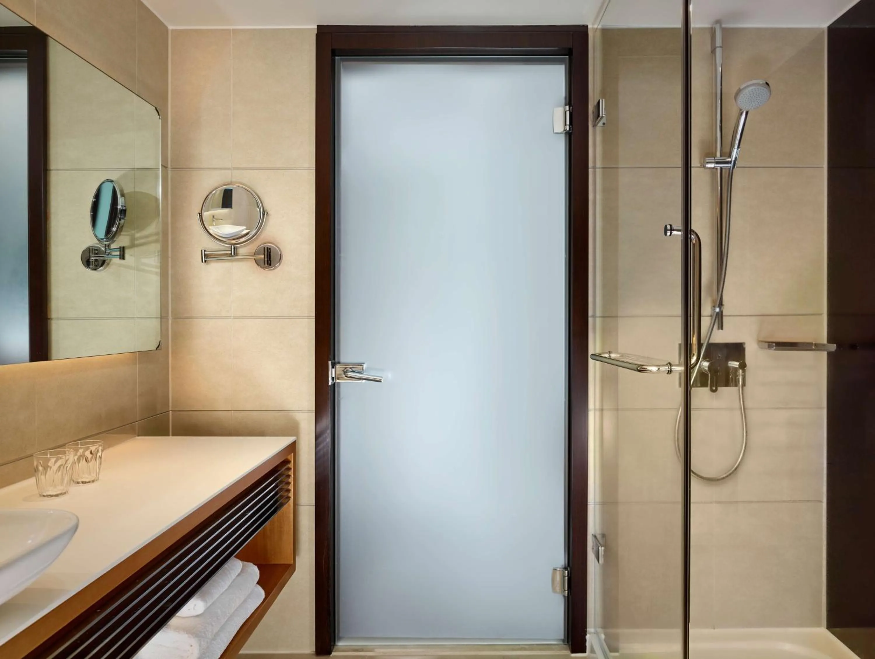 Photo of the whole room in Park Plaza London Westminster Bridge