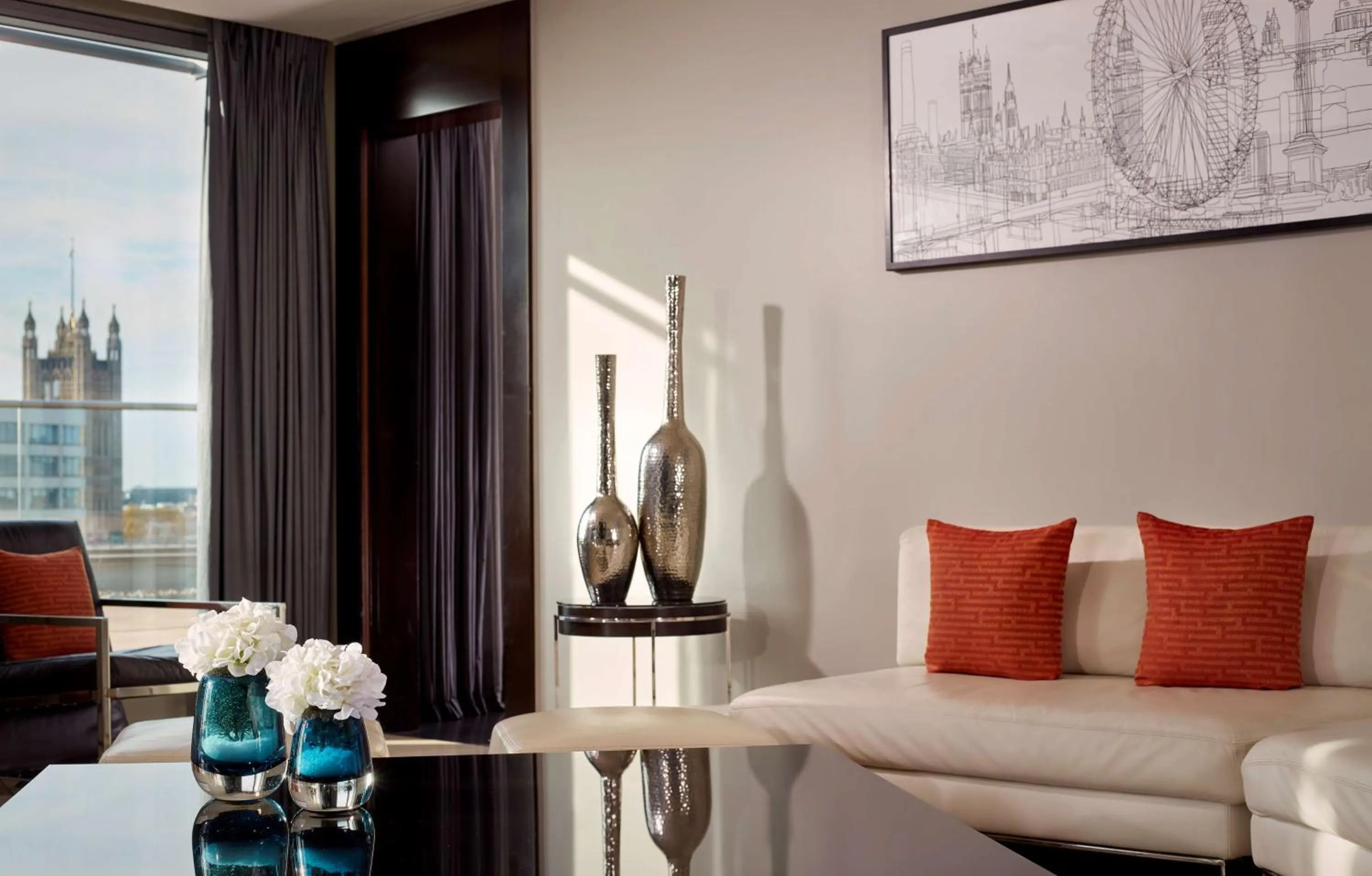 Photo of the whole room in Park Plaza London Westminster Bridge