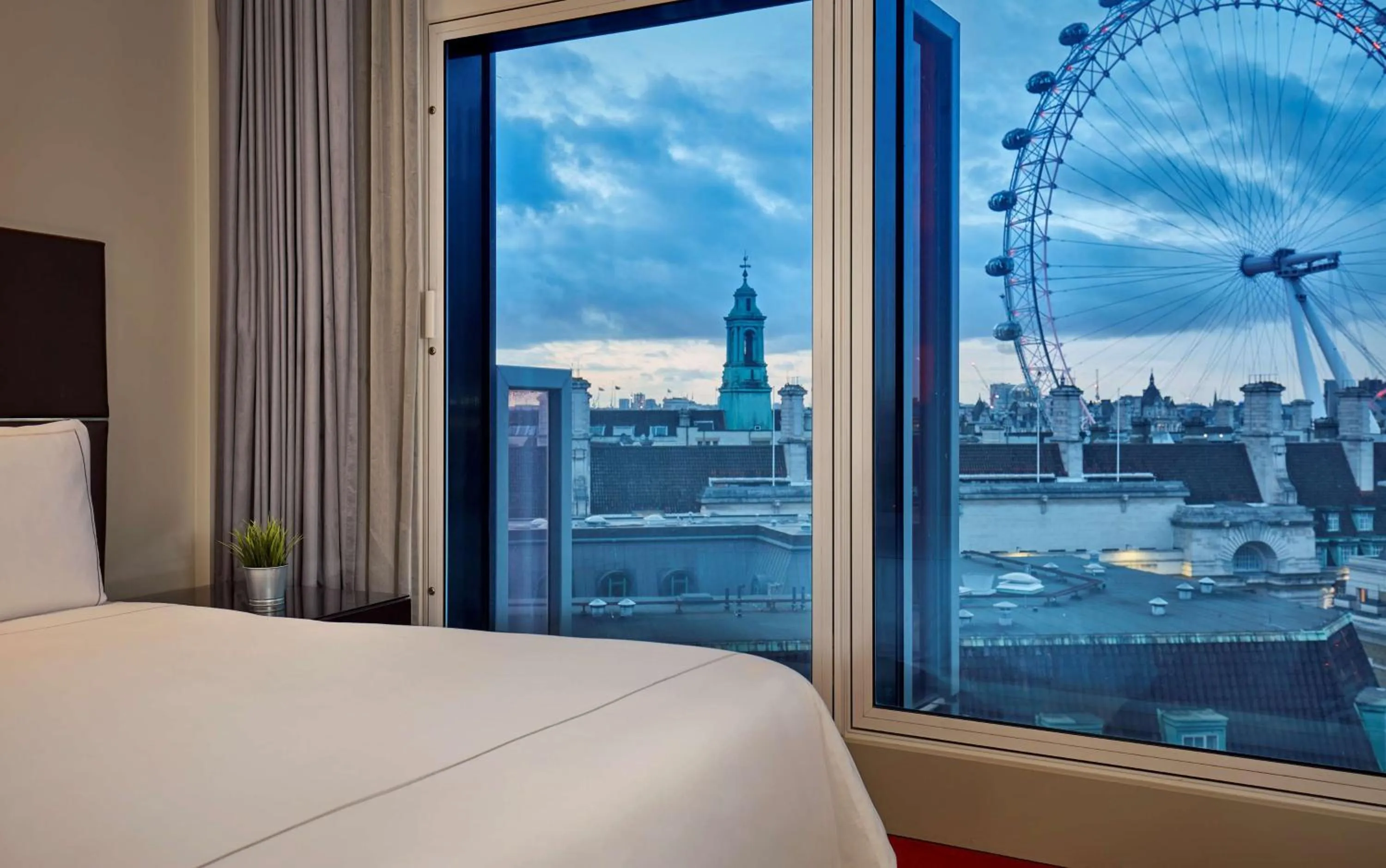 Photo of the whole room, Bed in Park Plaza London Westminster Bridge