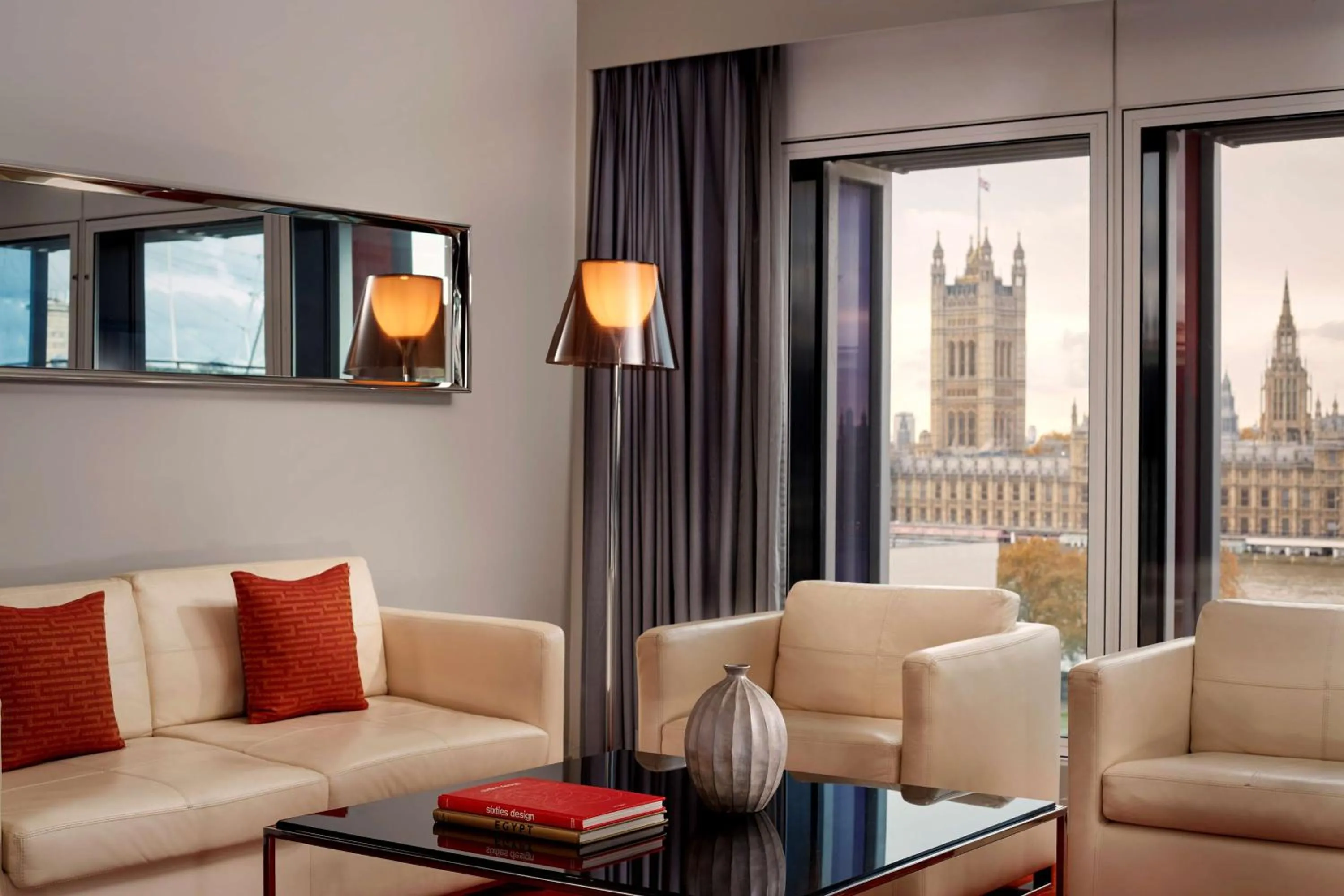 Photo of the whole room in Park Plaza London Westminster Bridge