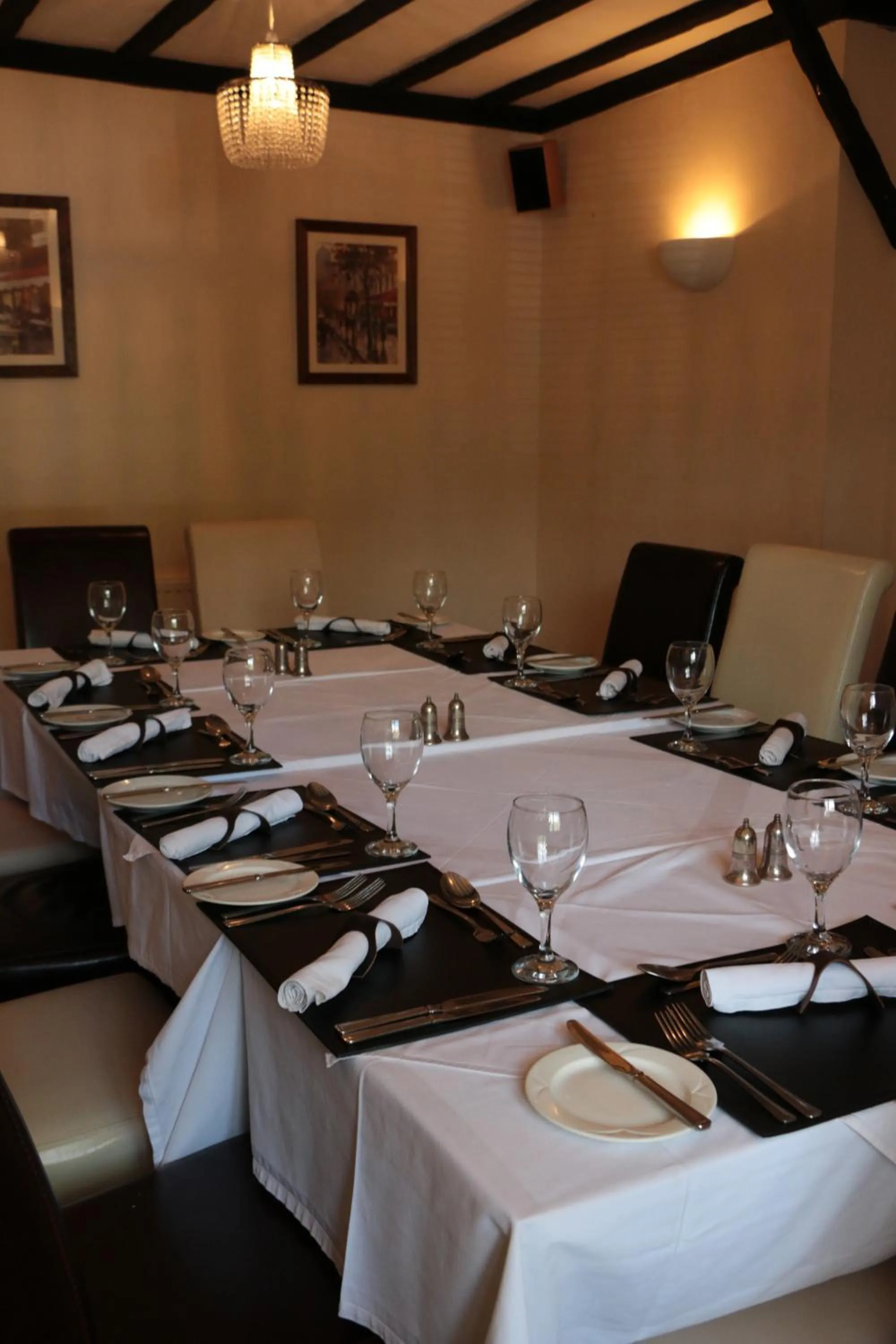 Restaurant/places to eat in Haigs Hotel