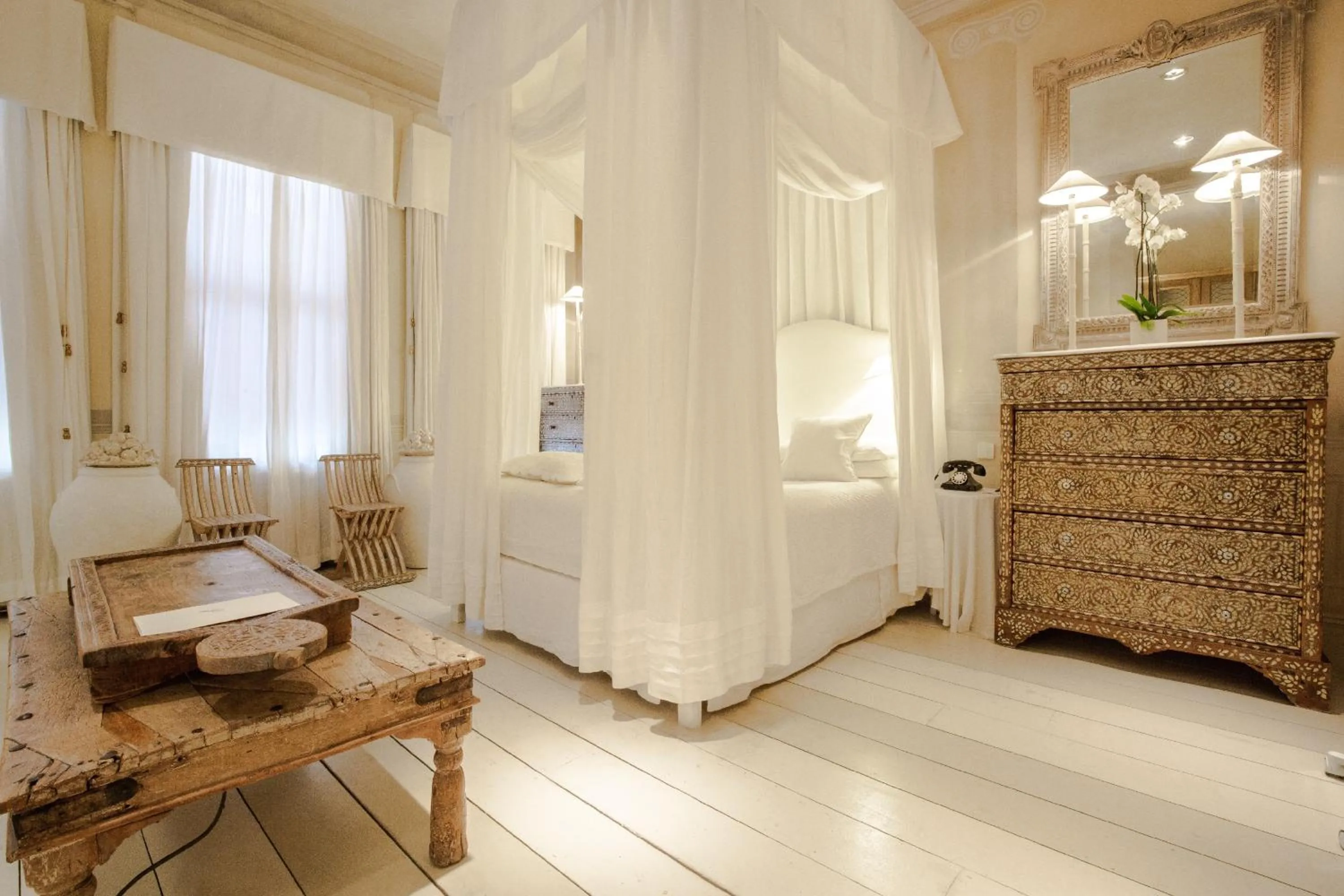 Living room, Bathroom in Blakes Hotel