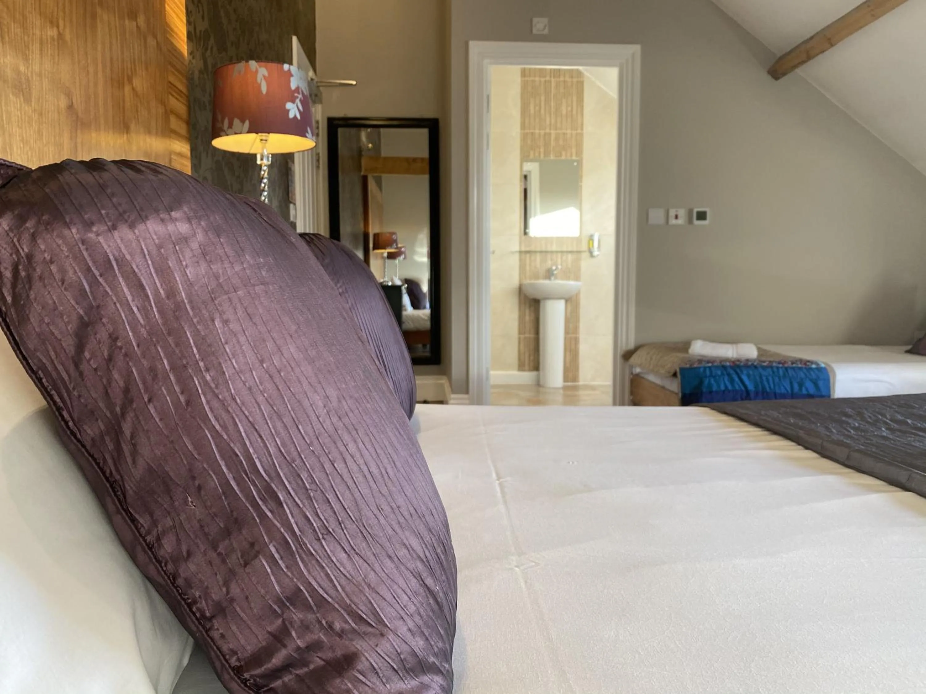 Bedroom, Bed in Number One Hundred Bed And Breakfast