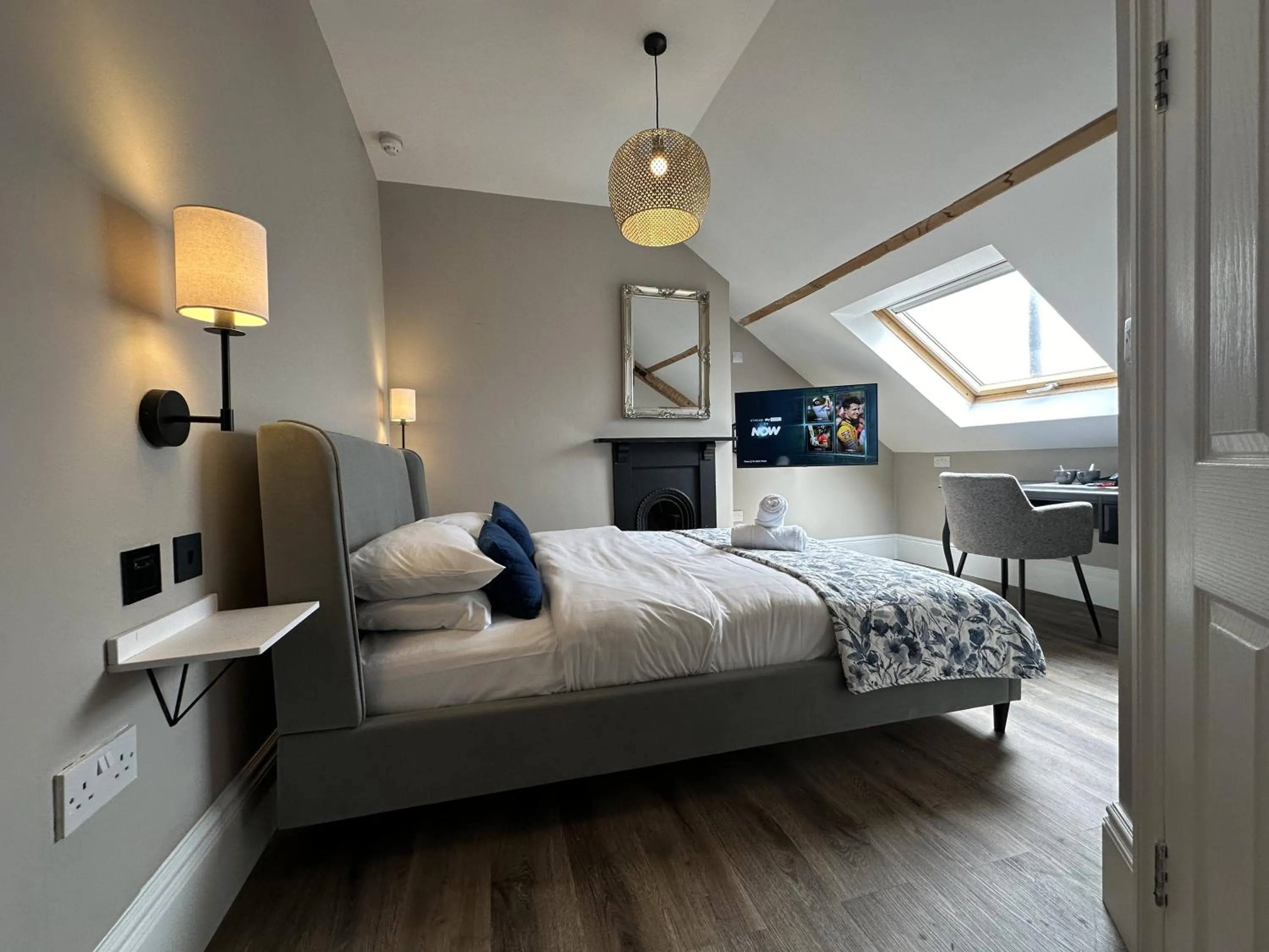 Bedroom, Bed in Number One Hundred Bed And Breakfast