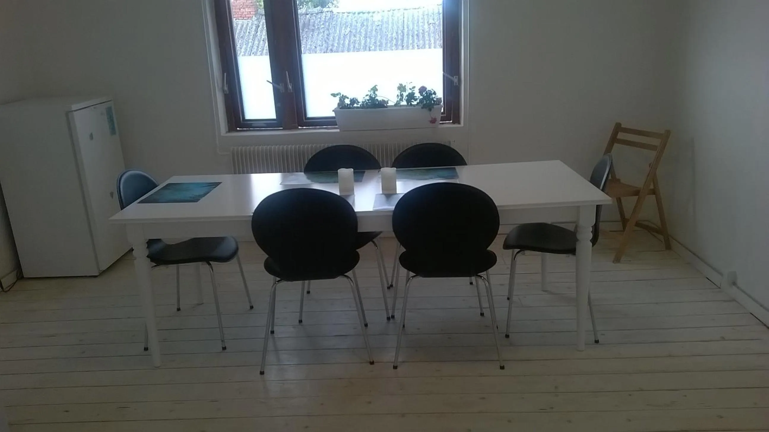 Communal lounge/ TV room in Pasescia Bed and Breakfast.