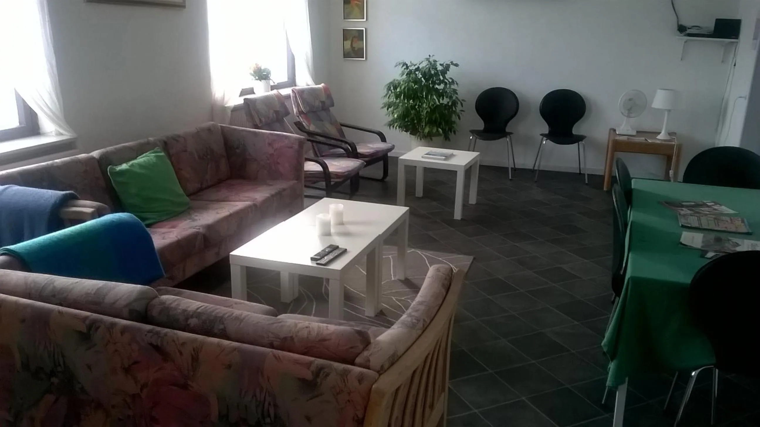 Communal lounge/ TV room in Pasescia Bed and Breakfast.