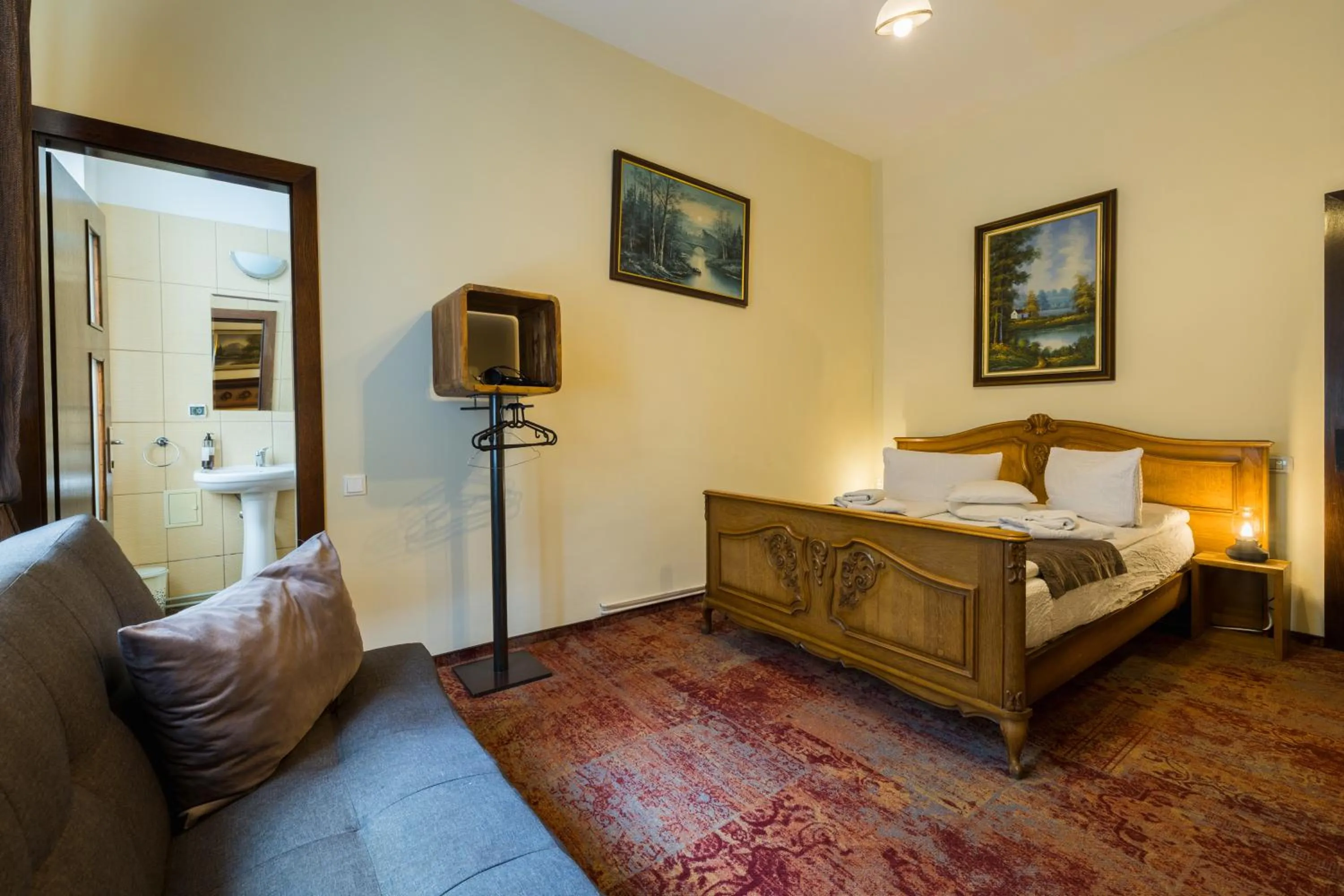 Photo of the whole room, Bed in Residence Ambient