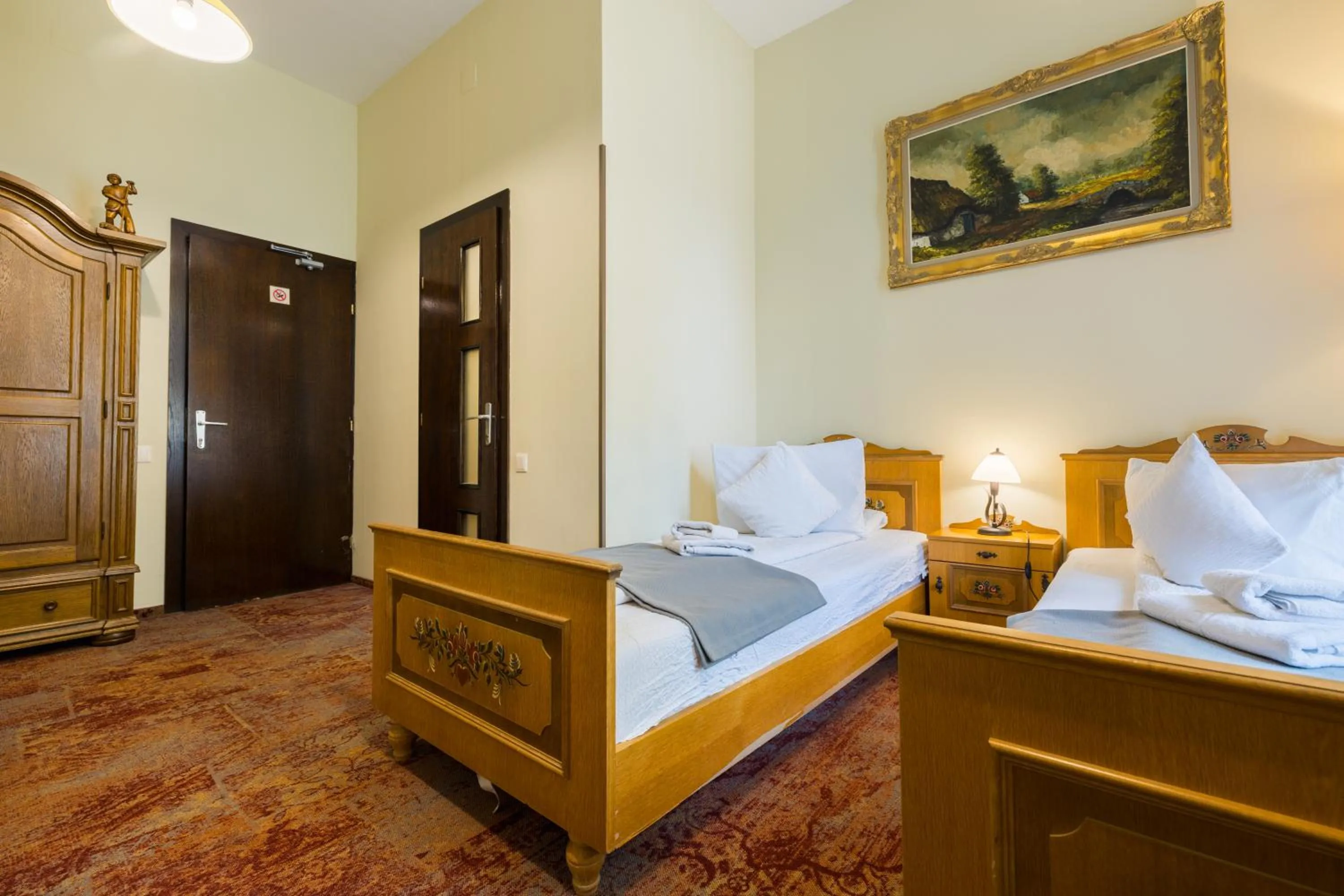 Photo of the whole room, Bed in Residence Ambient