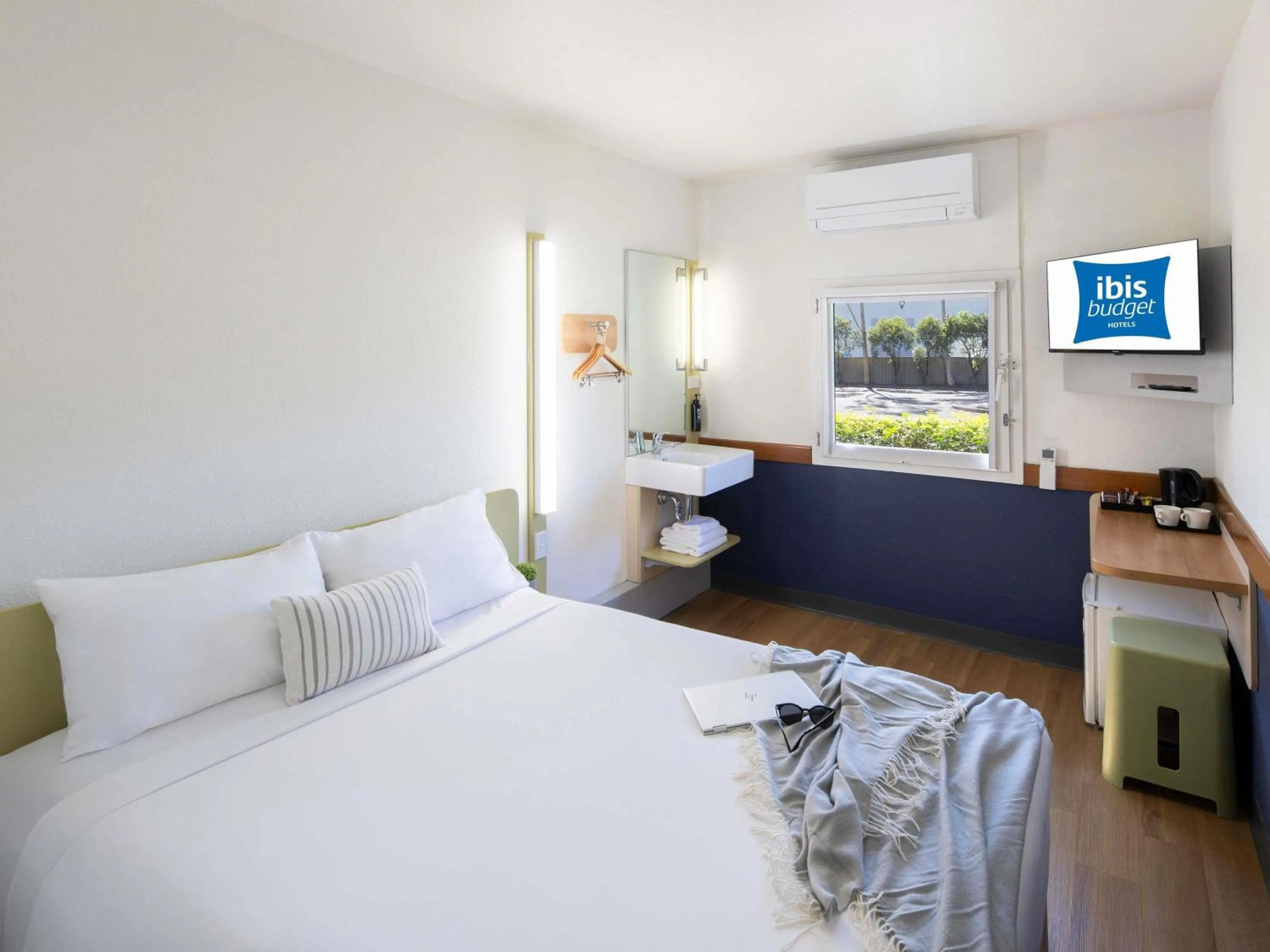 Bedroom, Bed in ibis Budget Wentworthville