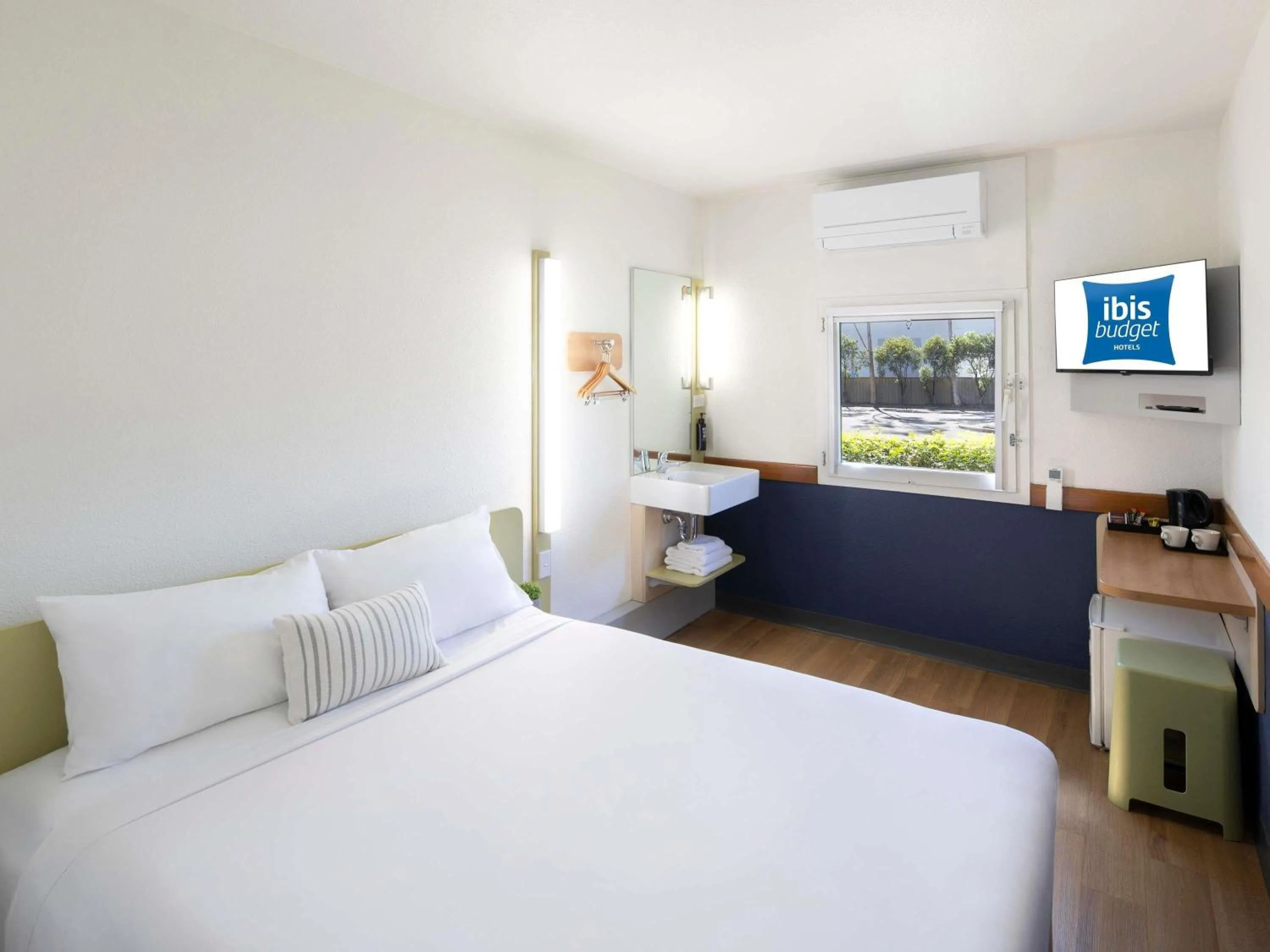 Bedroom, Bed in ibis Budget Wentworthville