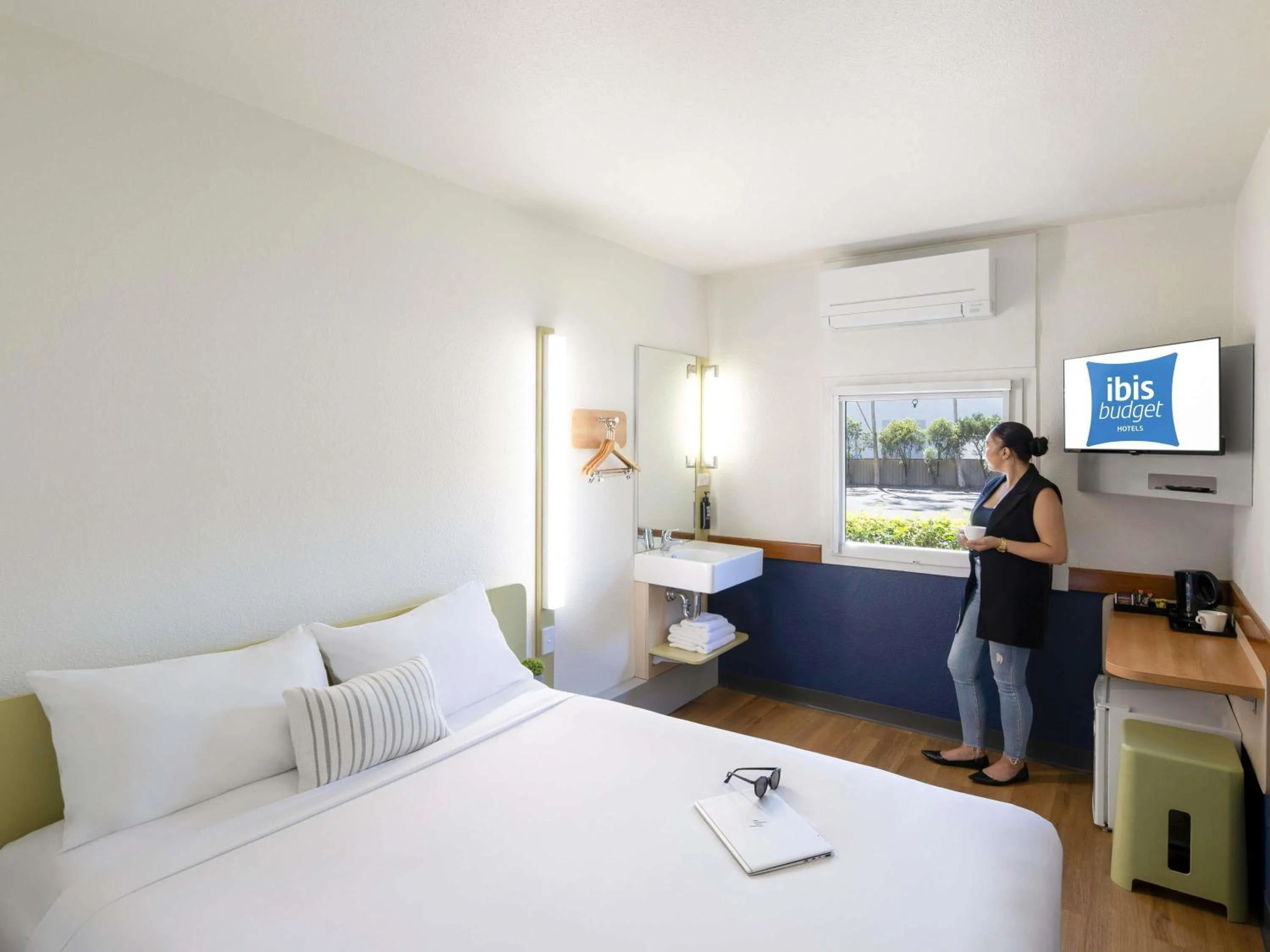 Bedroom, Bed in ibis Budget Wentworthville