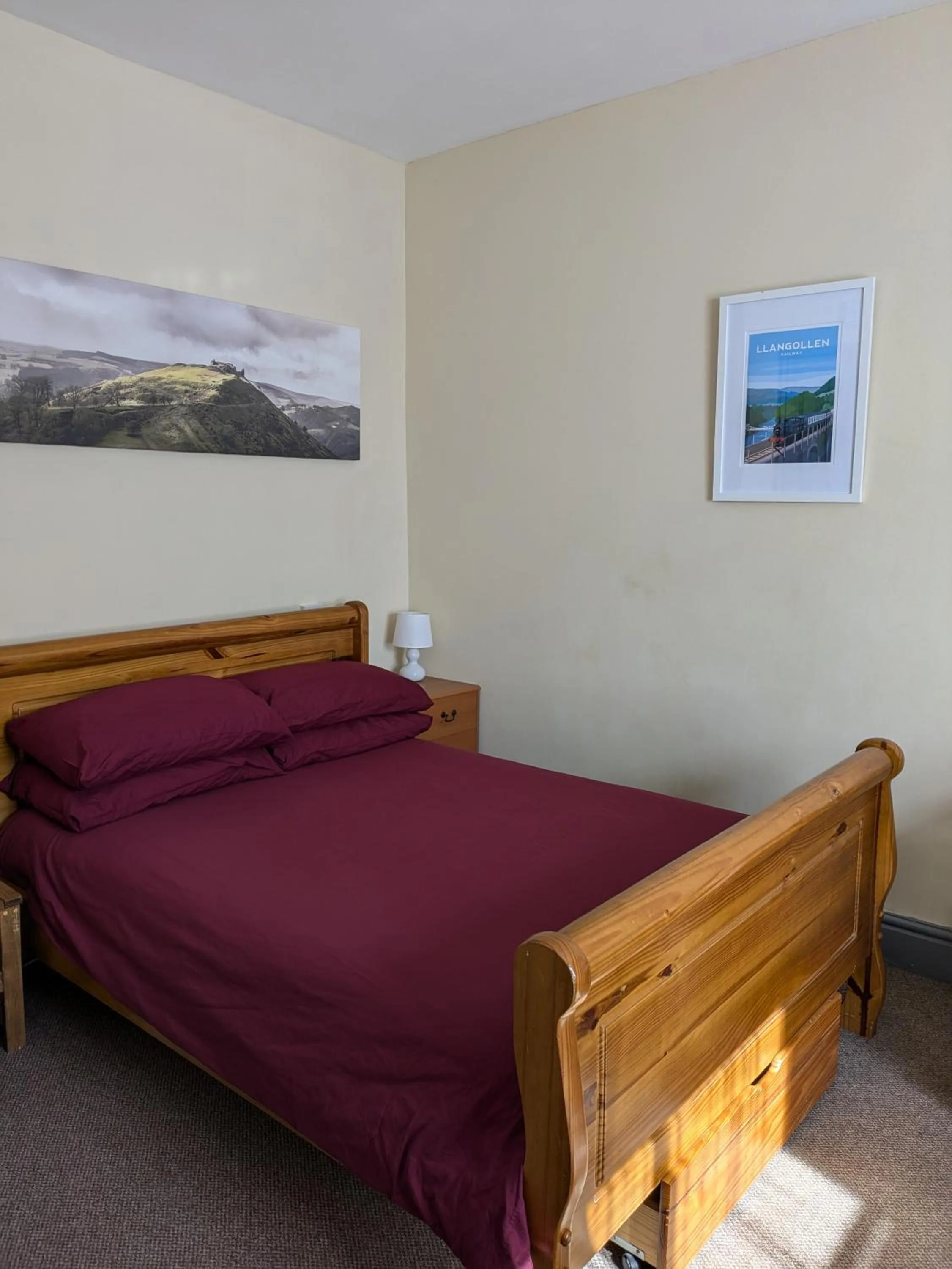 Bed in Llangollen Hostel Self-catering - Only Private Guest Bedrooms