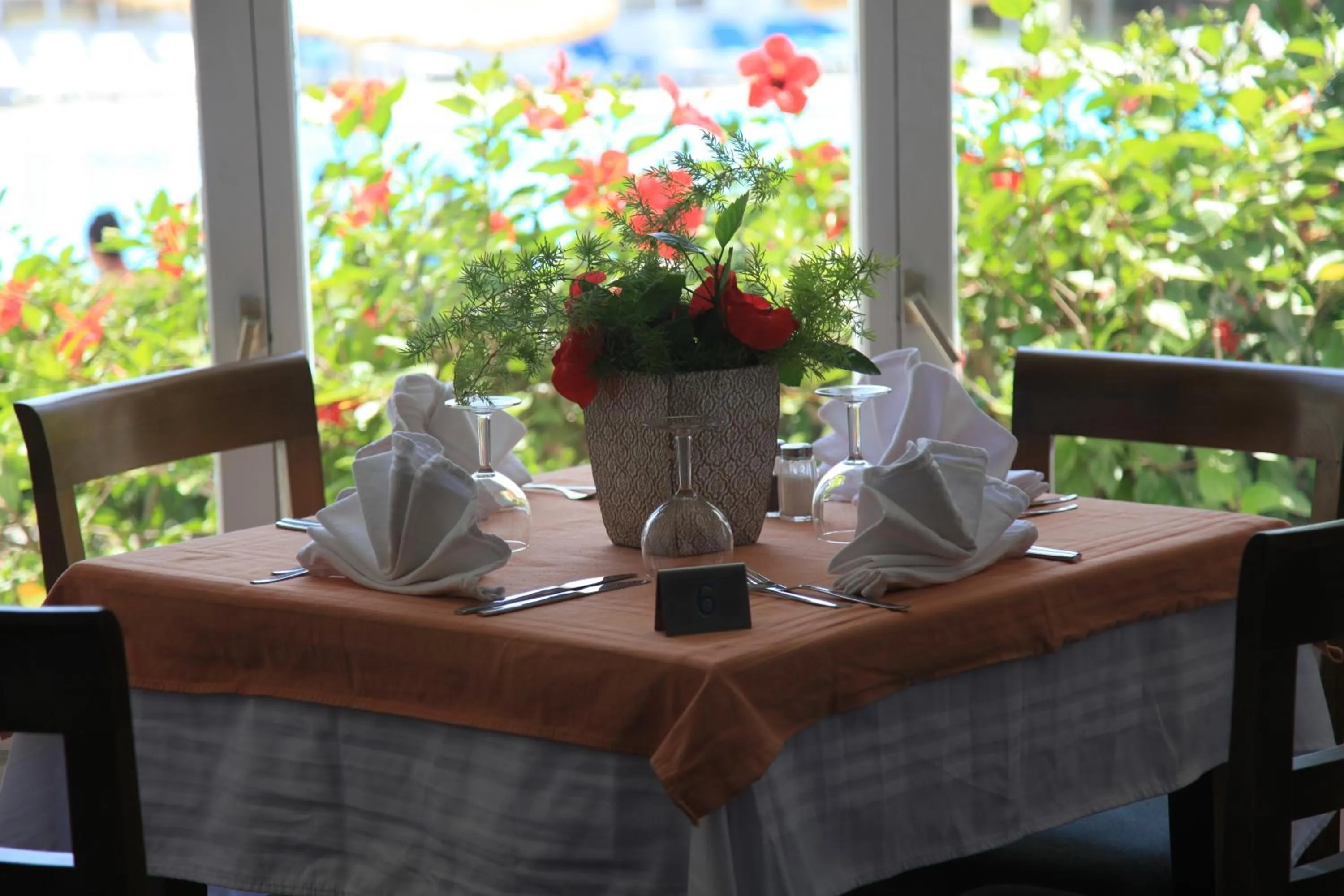 Restaurant/places to eat in Hotel Menara