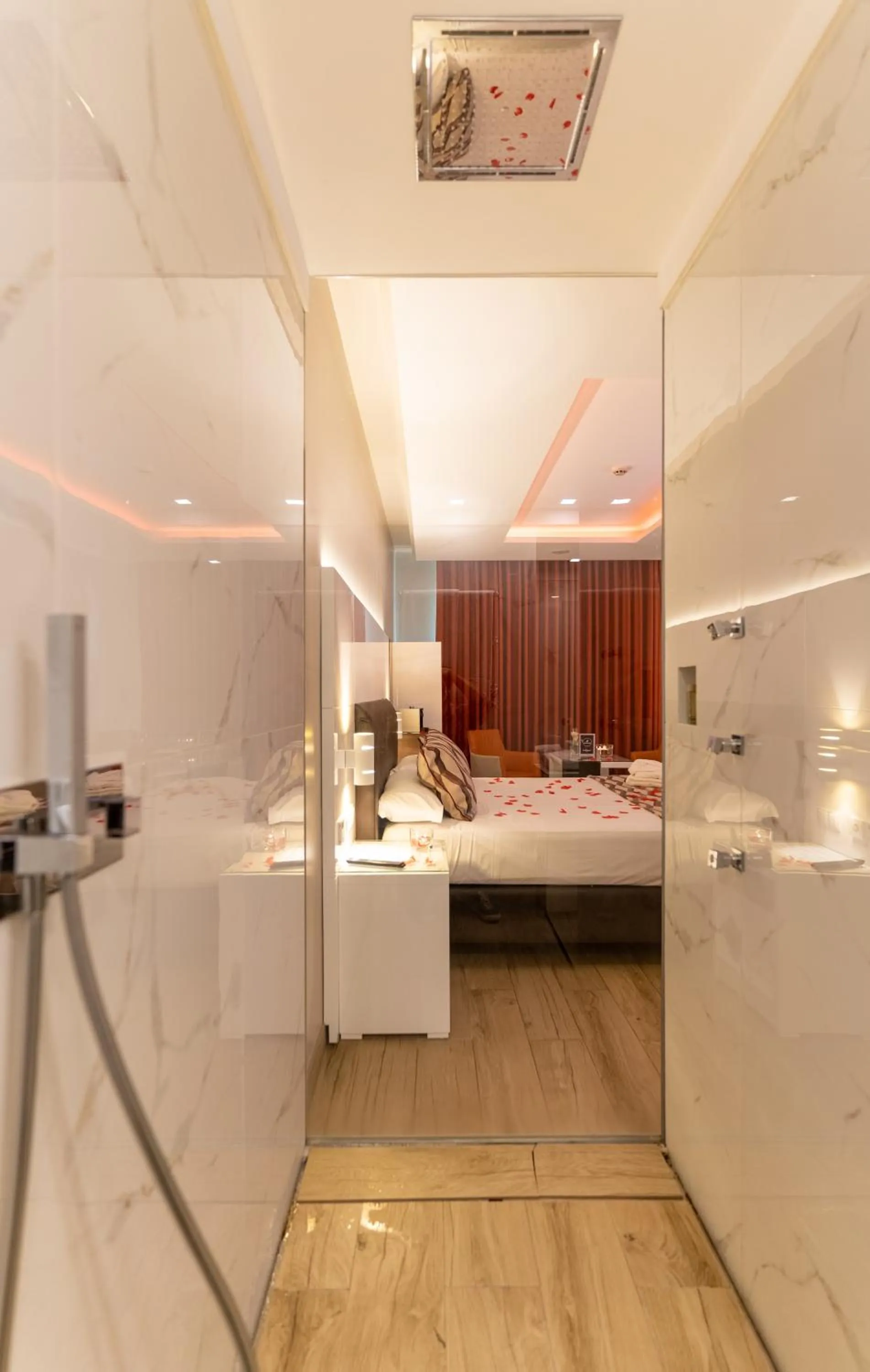 Shower, Bed in Motel Portofino