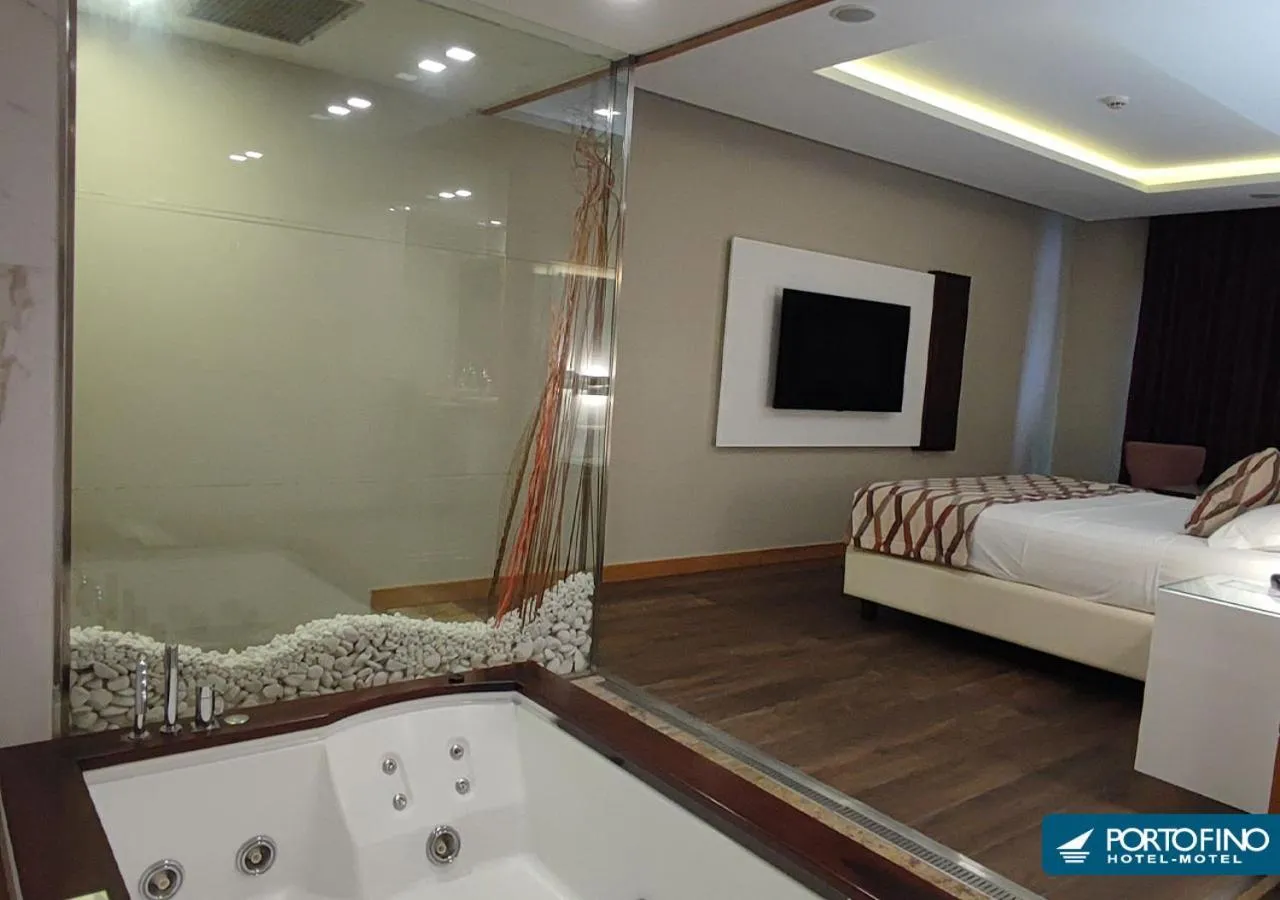 Hot Tub, Bed in Motel Portofino