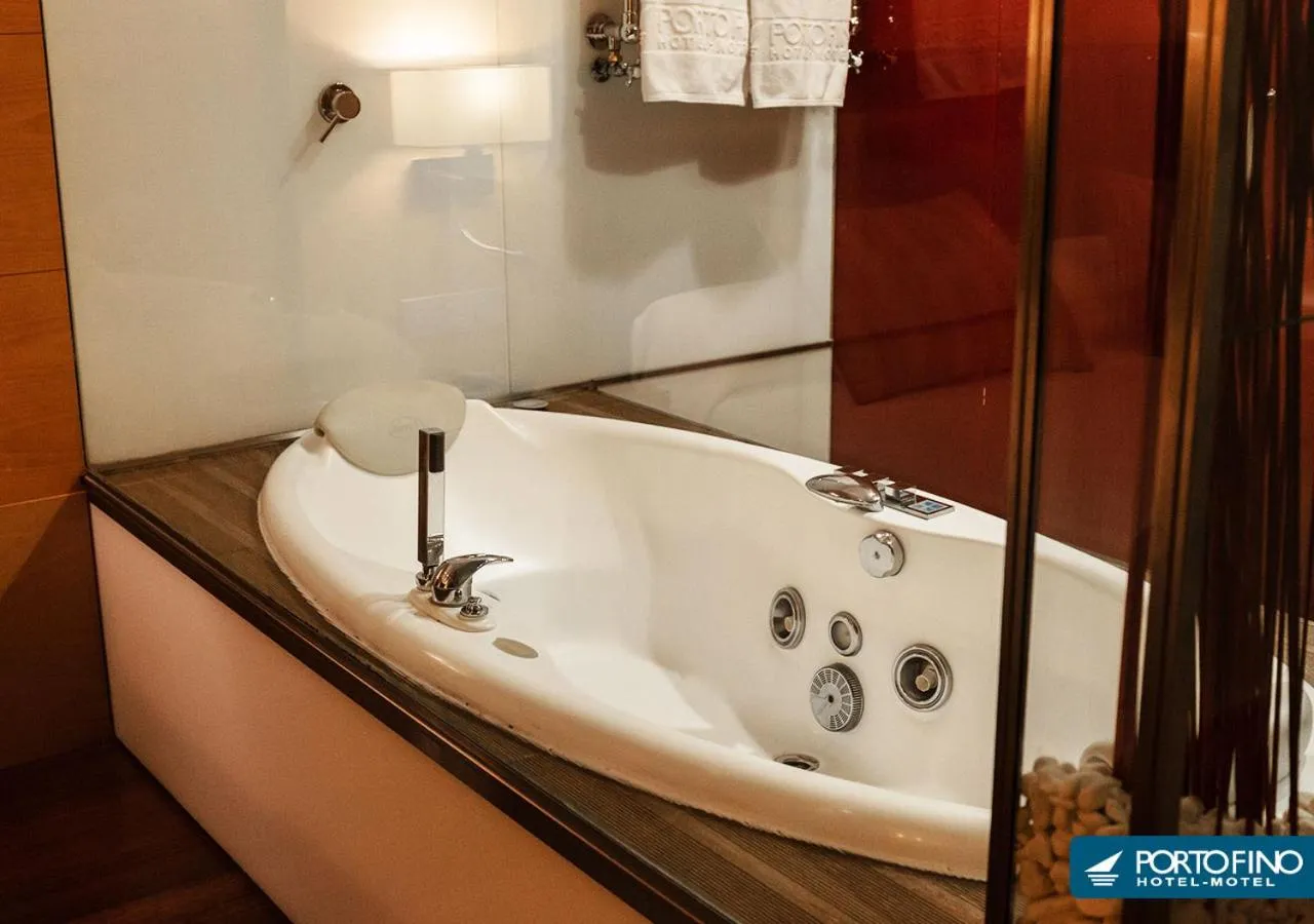 Shower in Motel Portofino