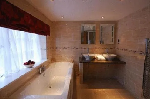 Bathroom, Bed in Newtown House Hotel