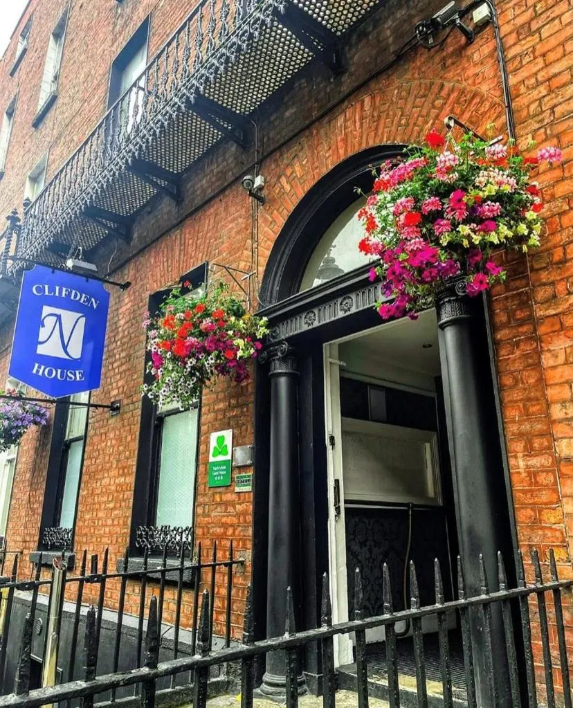 Facade/entrance in Clifden House by Nina