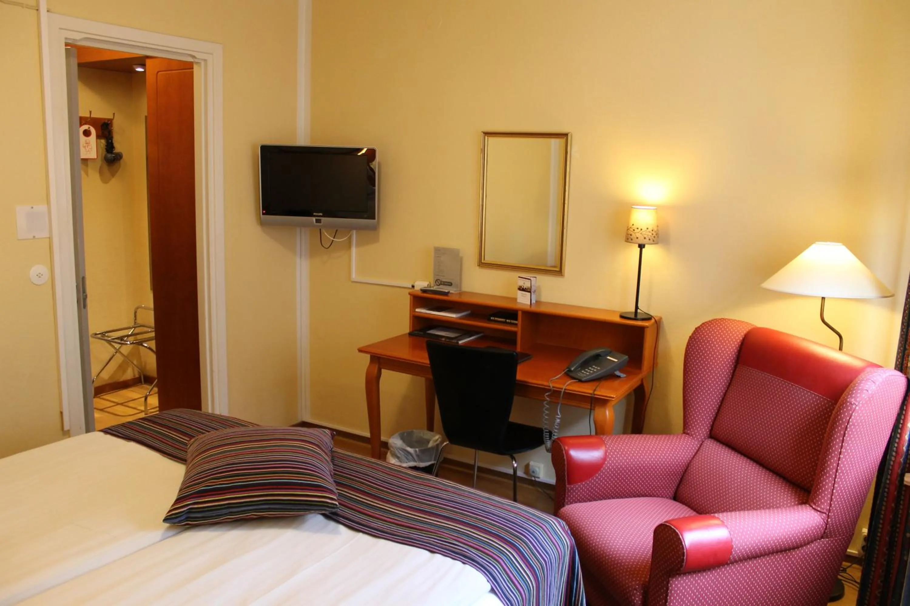 Photo of the whole room, Bed in Teaterhotellet