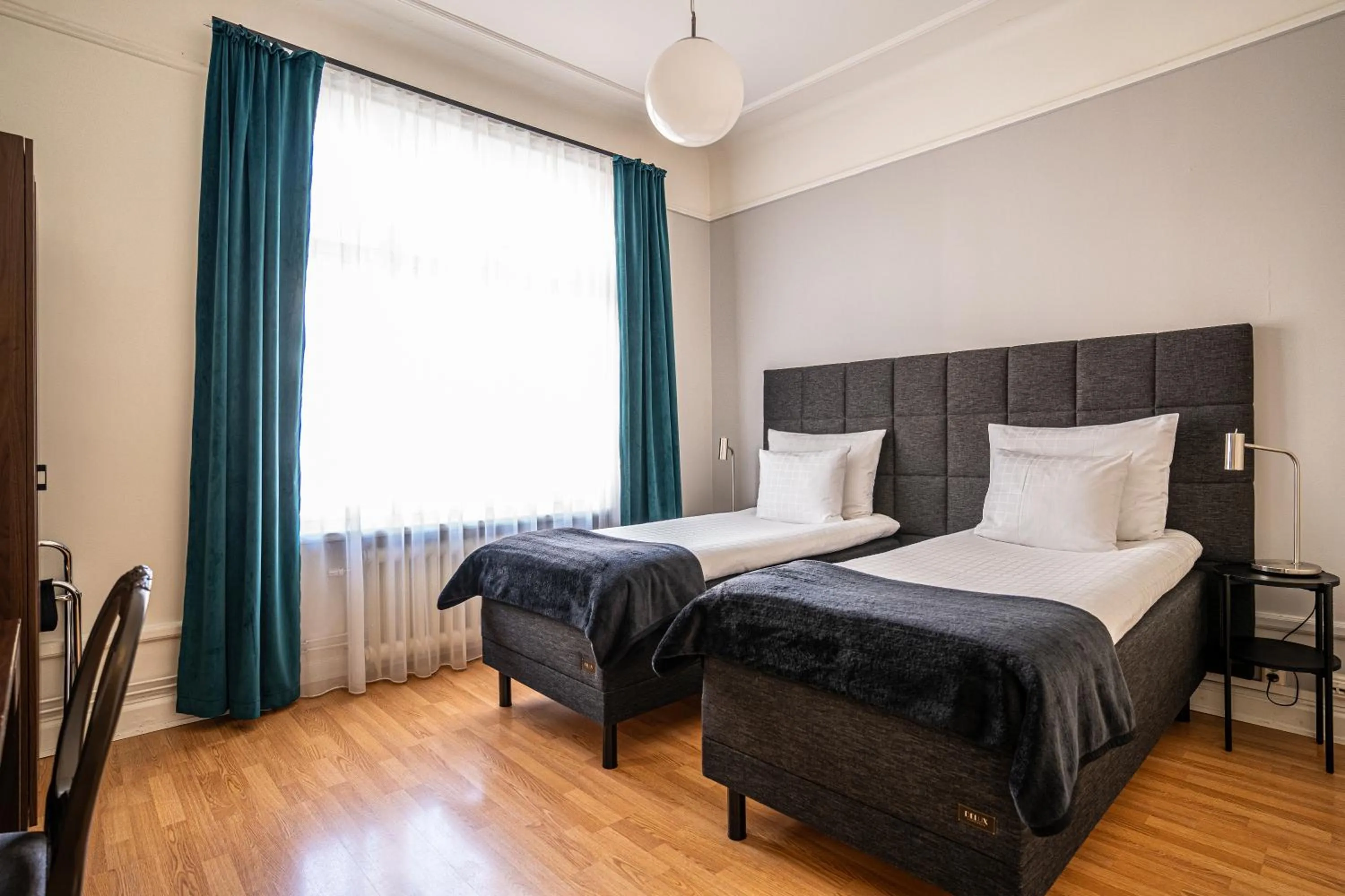 Bed in Queen's Hotel by First Hotels