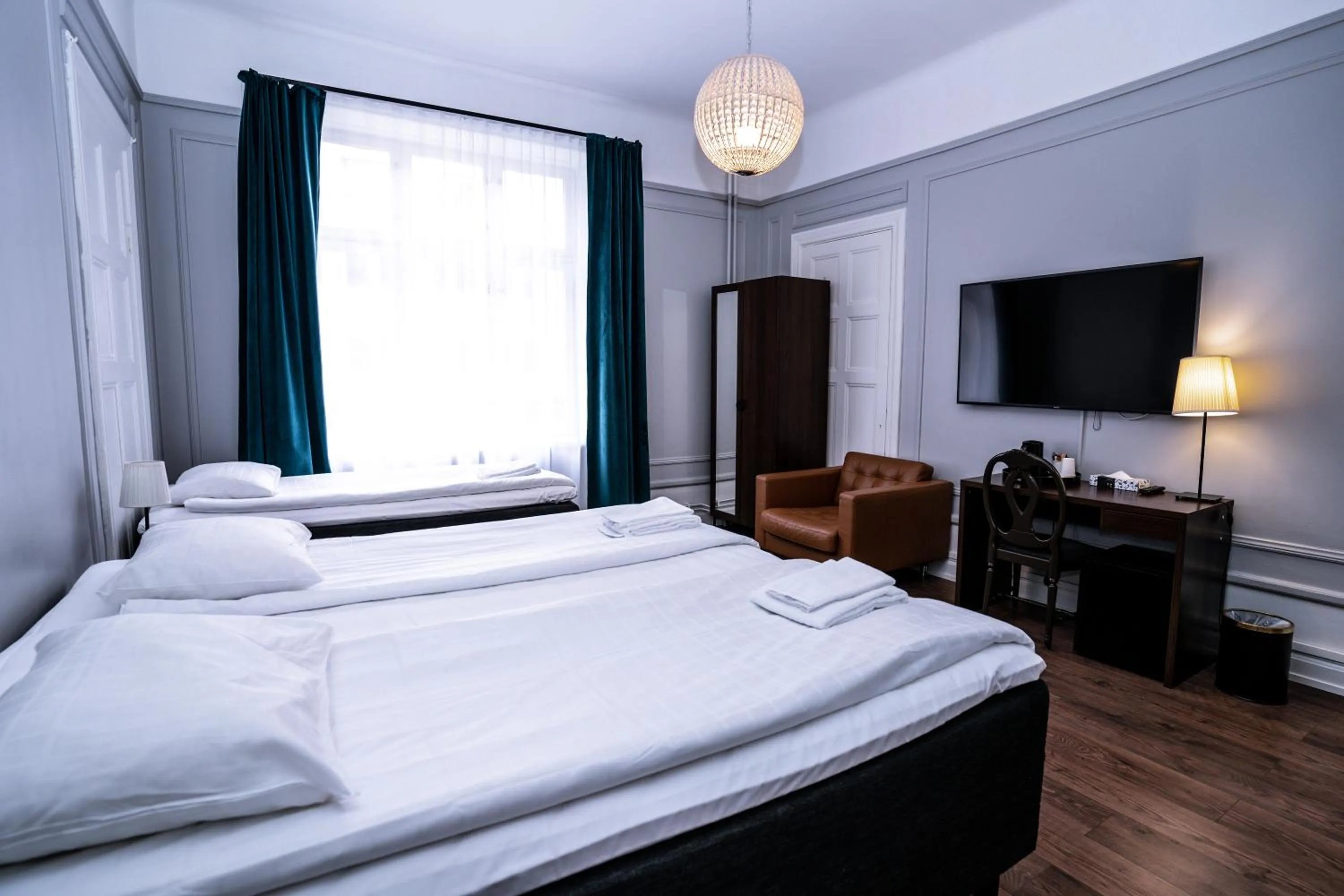 Bed in Queen's Hotel by First Hotels