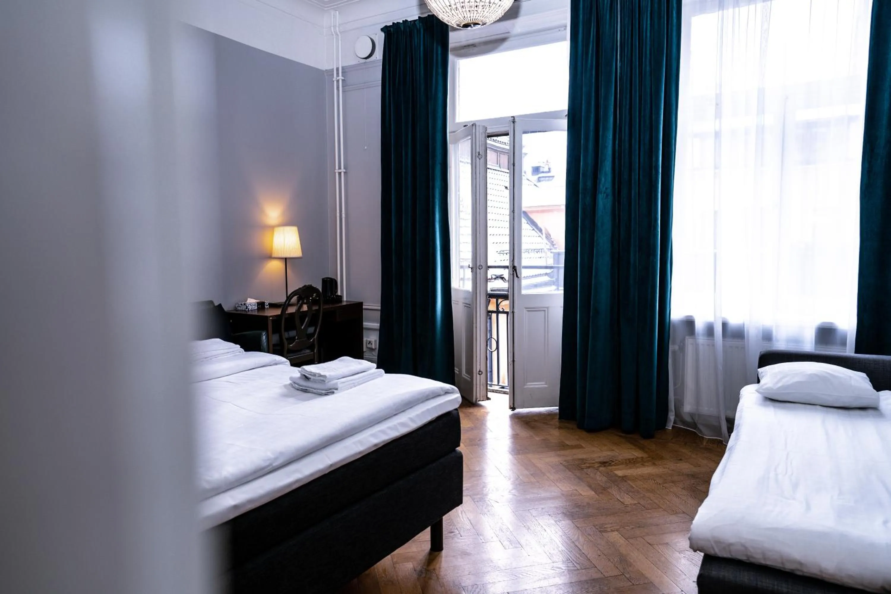 Photo of the whole room, Bed in Queen's Hotel by First Hotels