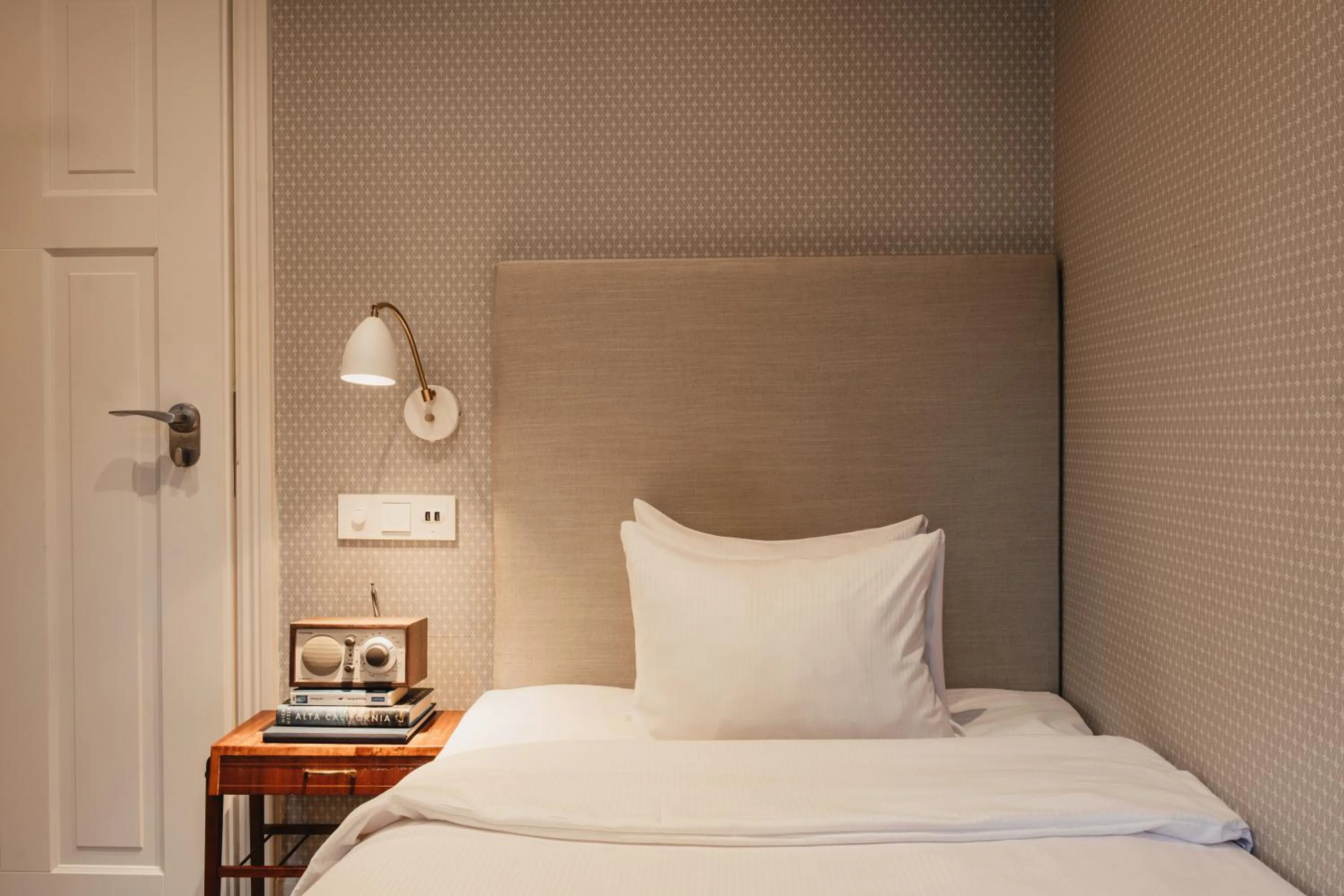 Photo of the whole room, Bed in Home Hotel Wellington