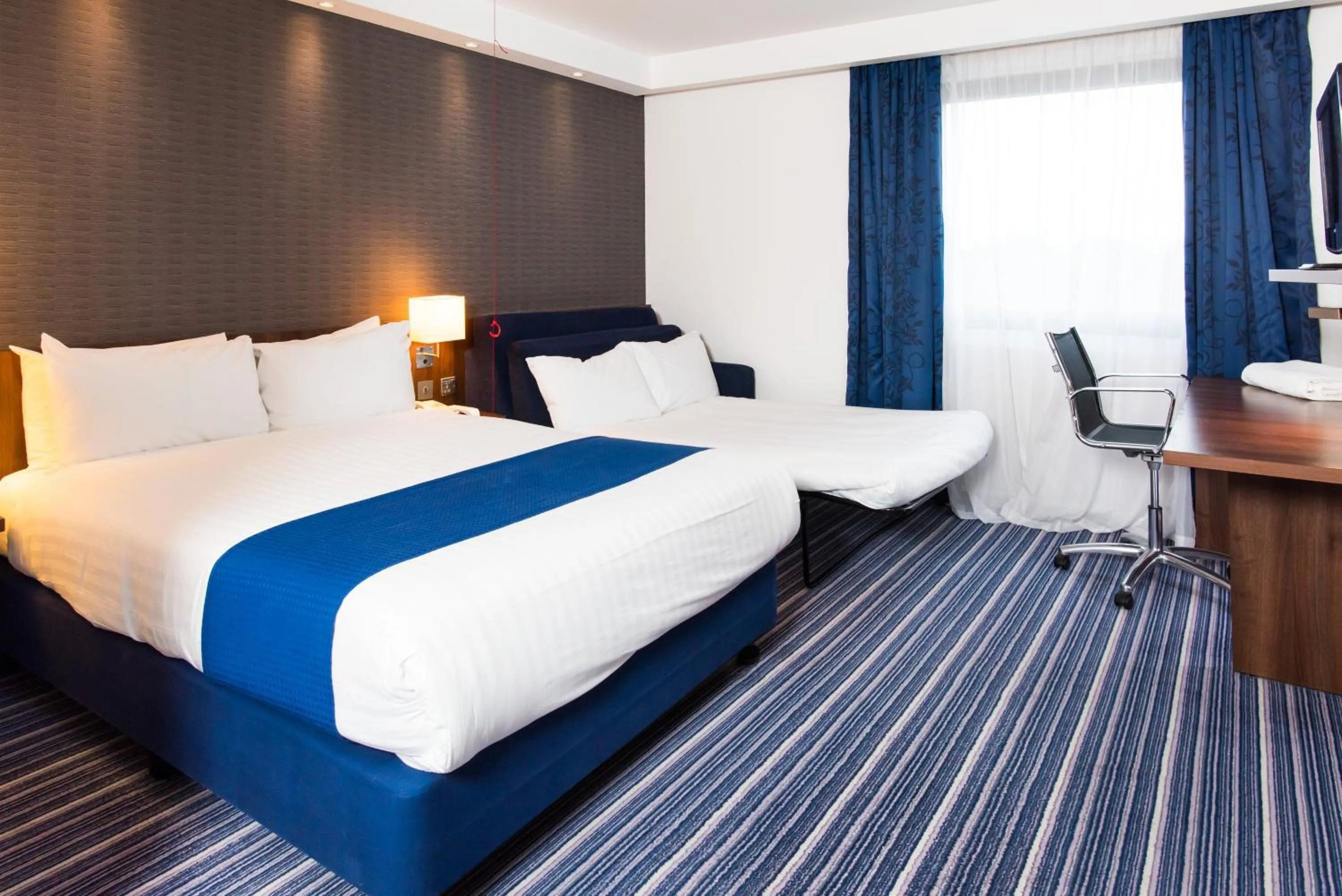 Photo of the whole room, Bed in Holiday Inn Express Tamworth by IHG
