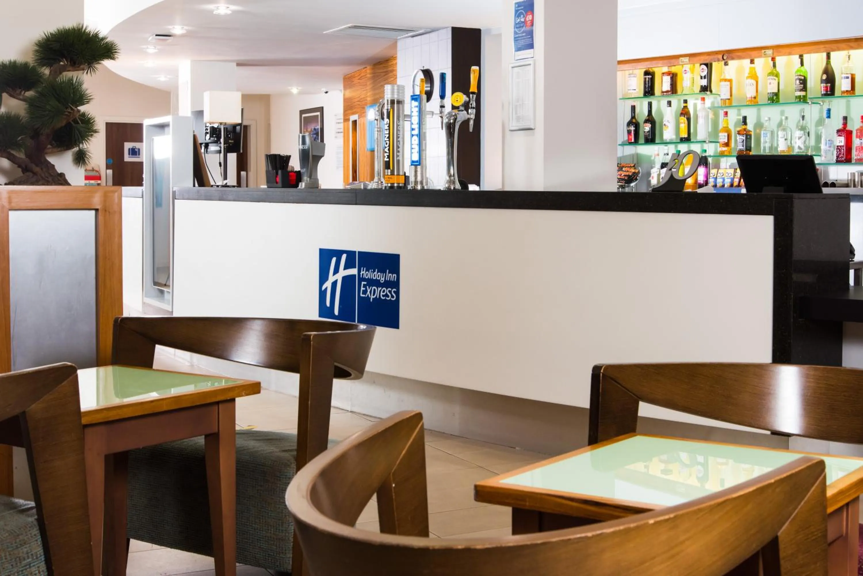 Lounge or bar in Holiday Inn Express Tamworth by IHG