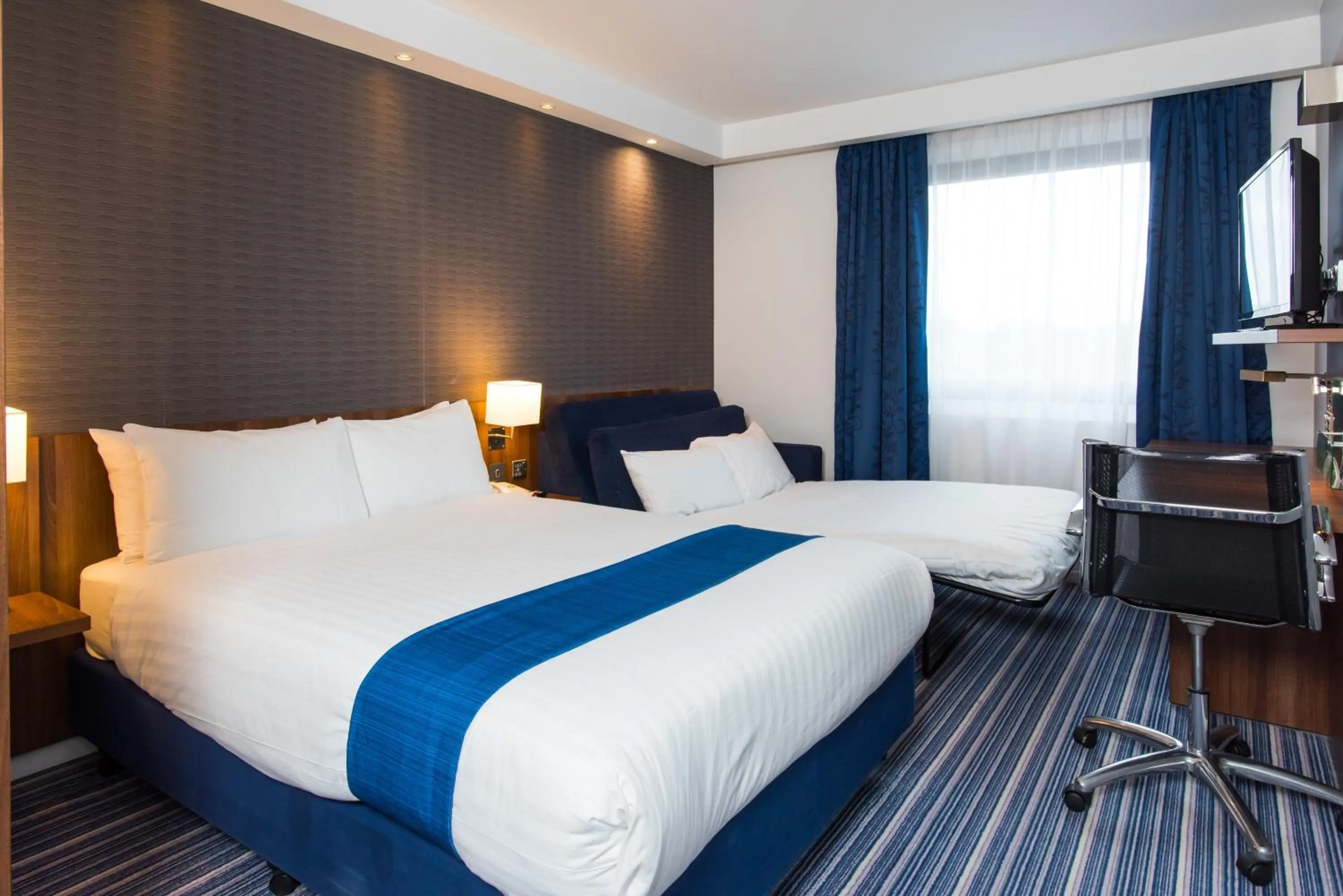 Photo of the whole room, Bed in Holiday Inn Express Tamworth by IHG