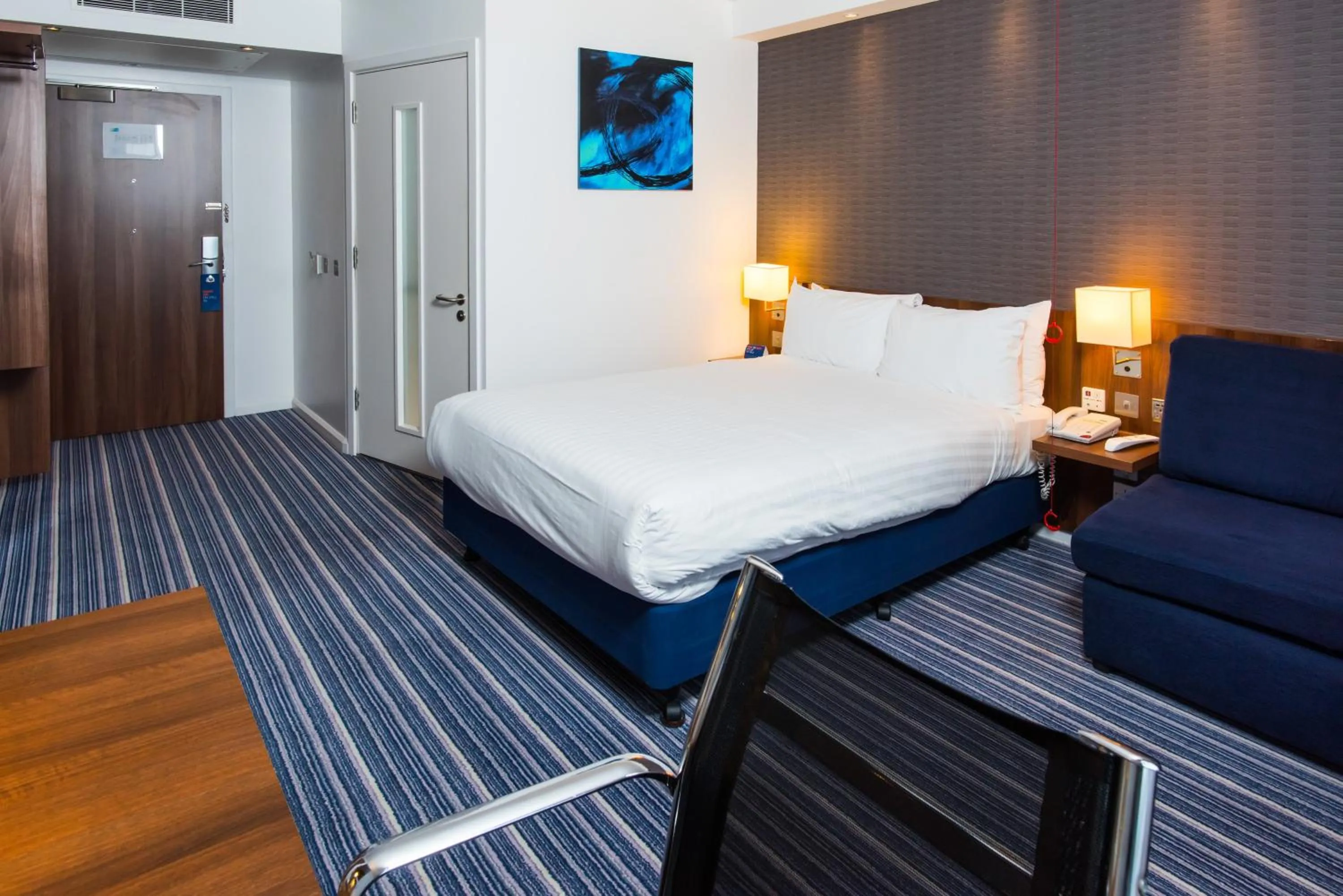 Photo of the whole room, Bed in Holiday Inn Express Tamworth by IHG