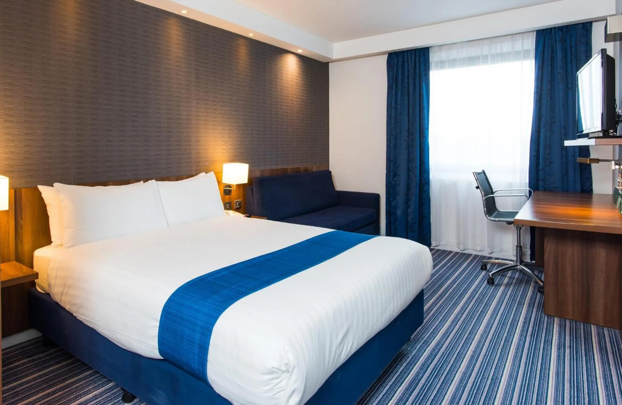 Photo of the whole room, Bed in Holiday Inn Express Tamworth by IHG