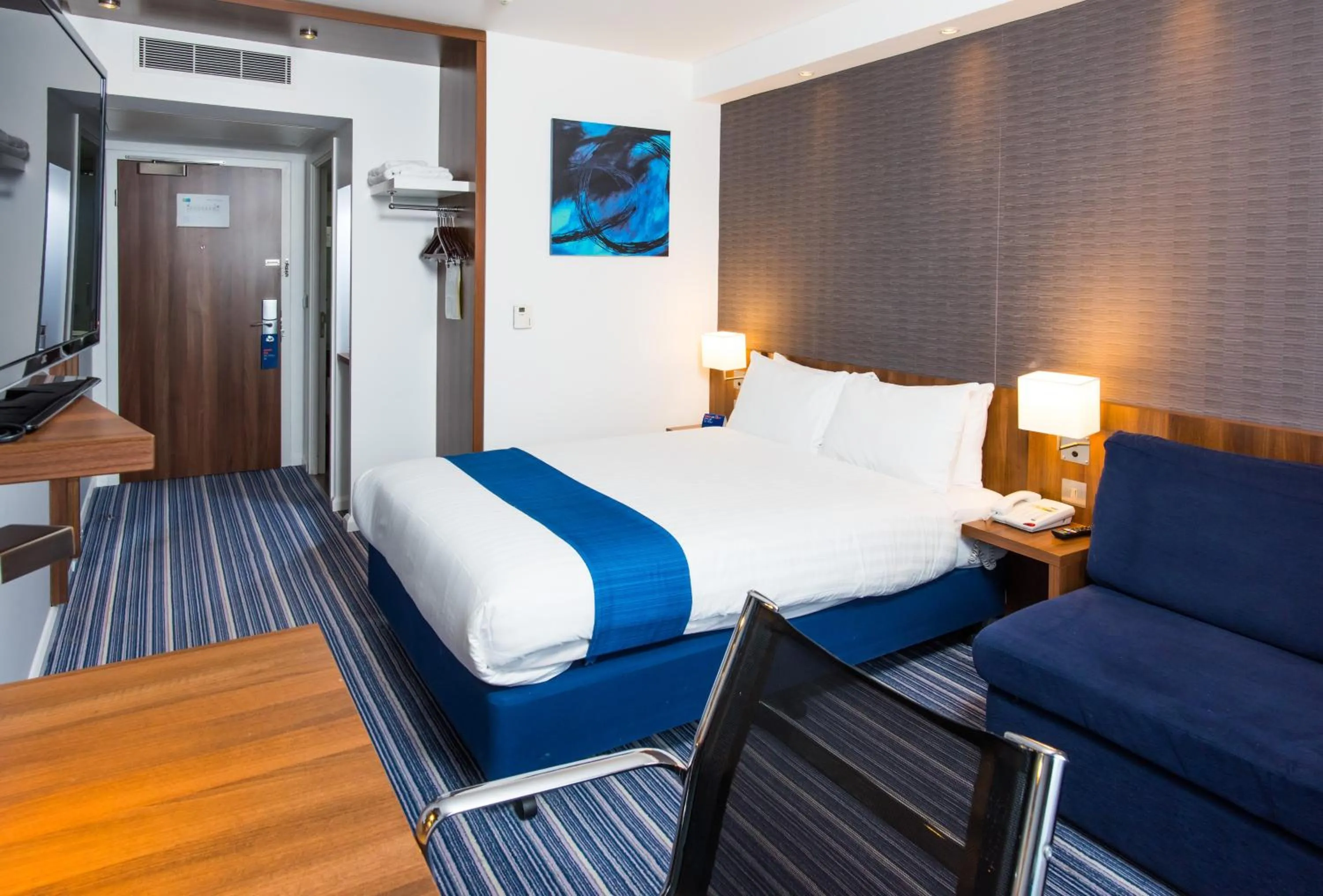 Photo of the whole room, Bed in Holiday Inn Express Tamworth by IHG