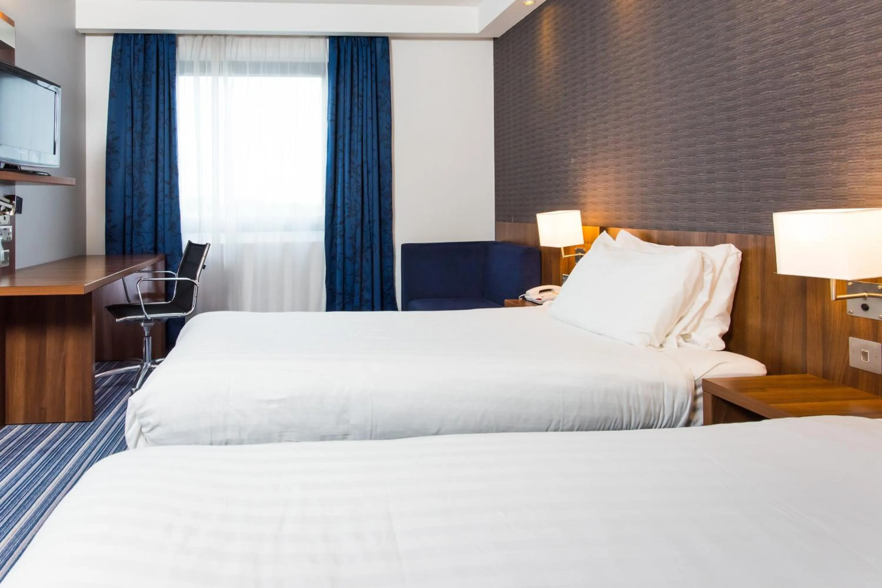 Photo of the whole room, Bed in Holiday Inn Express Tamworth by IHG