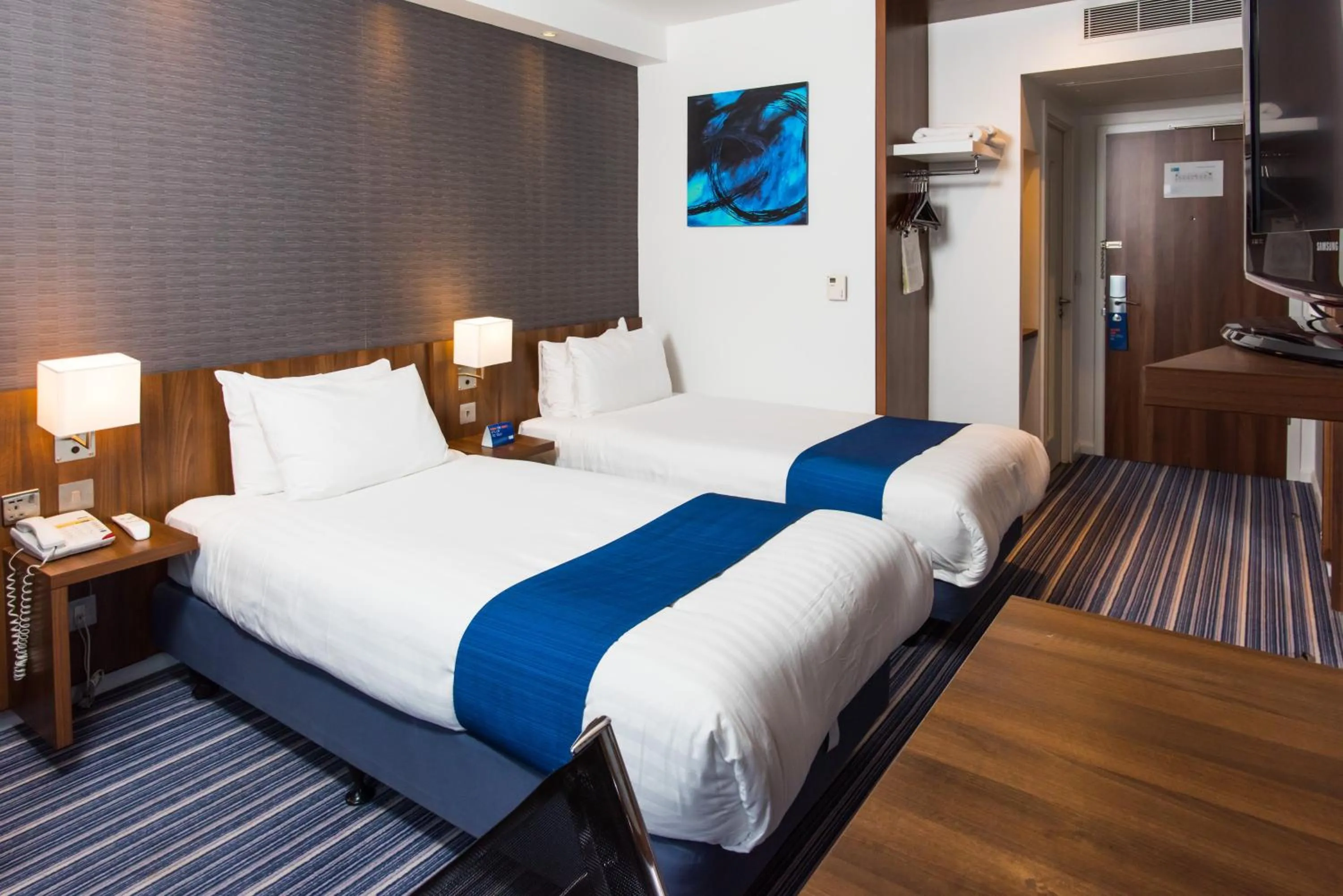 Photo of the whole room, Bed in Holiday Inn Express Tamworth by IHG