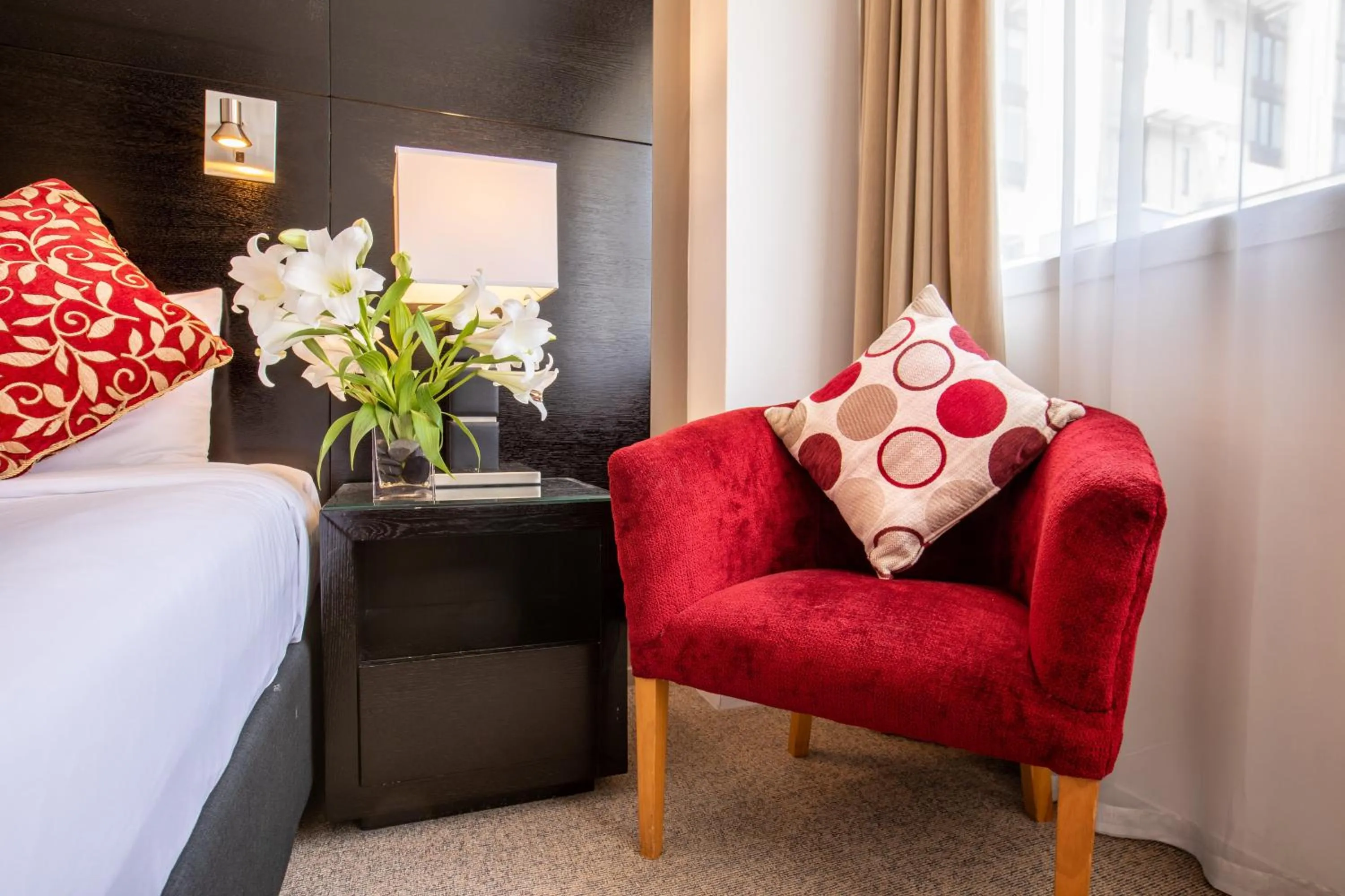 Seating area, Bed in Mercure Wellington Abel Tasman