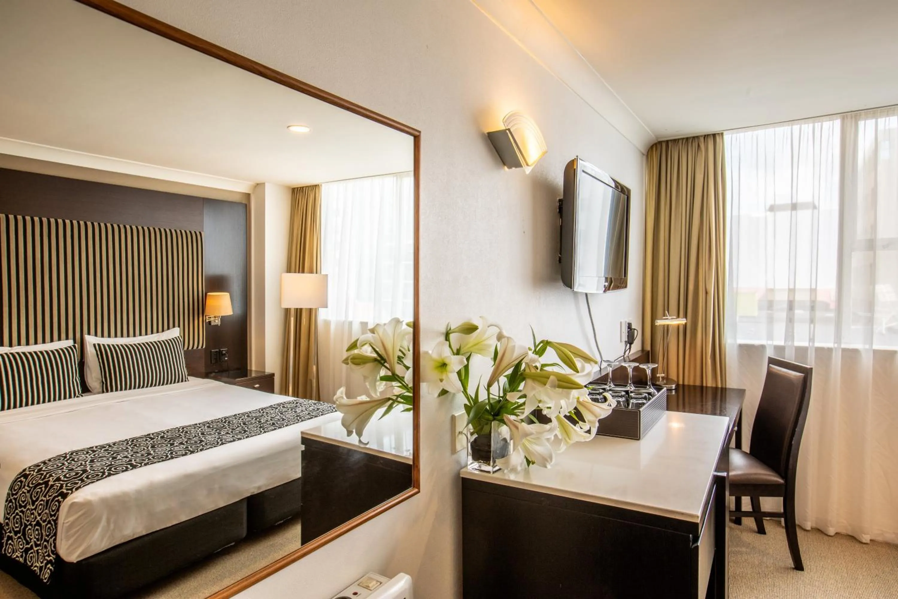 Photo of the whole room, Bed in Mercure Wellington Abel Tasman