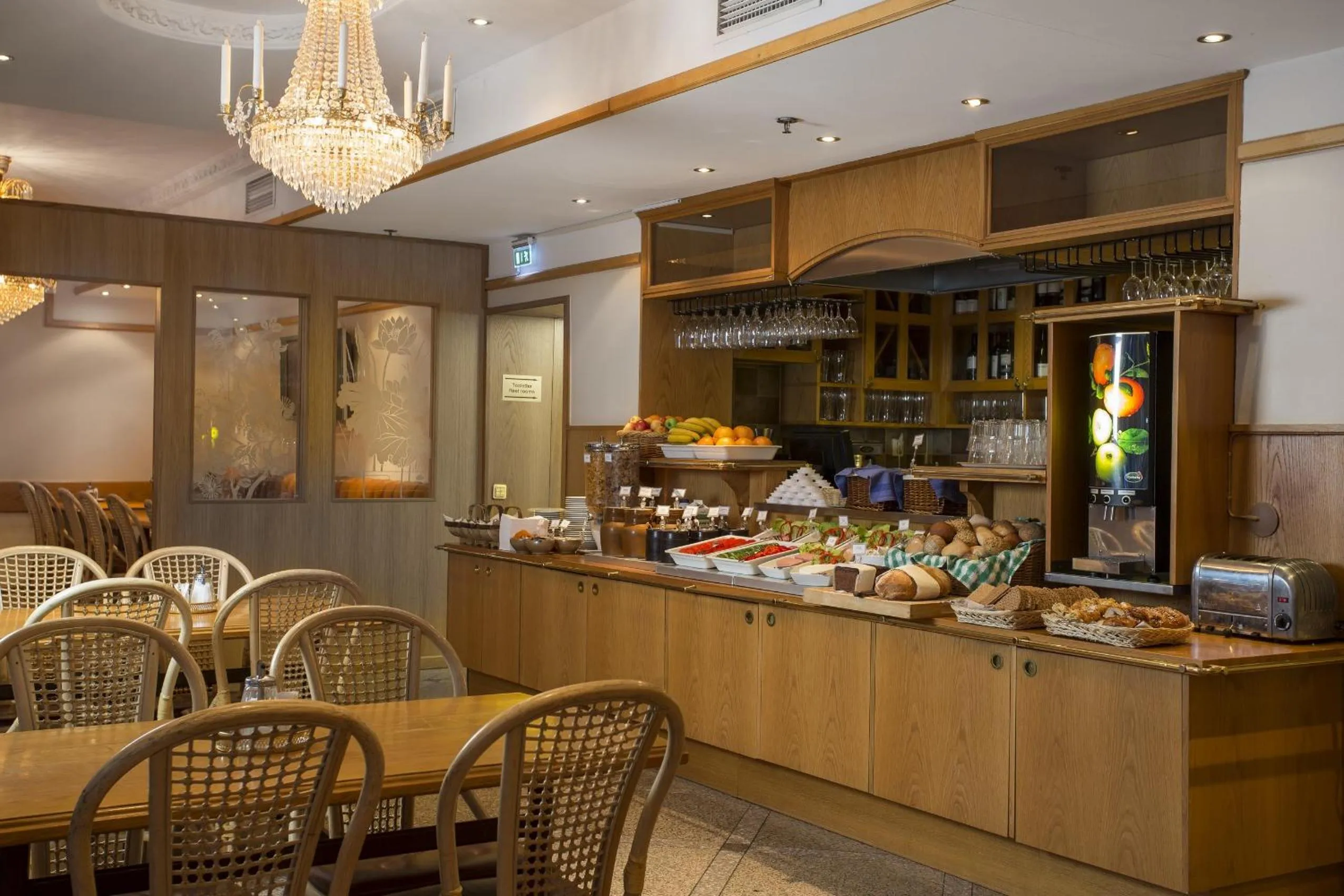 Restaurant/places to eat in Crystal Plaza Hotel