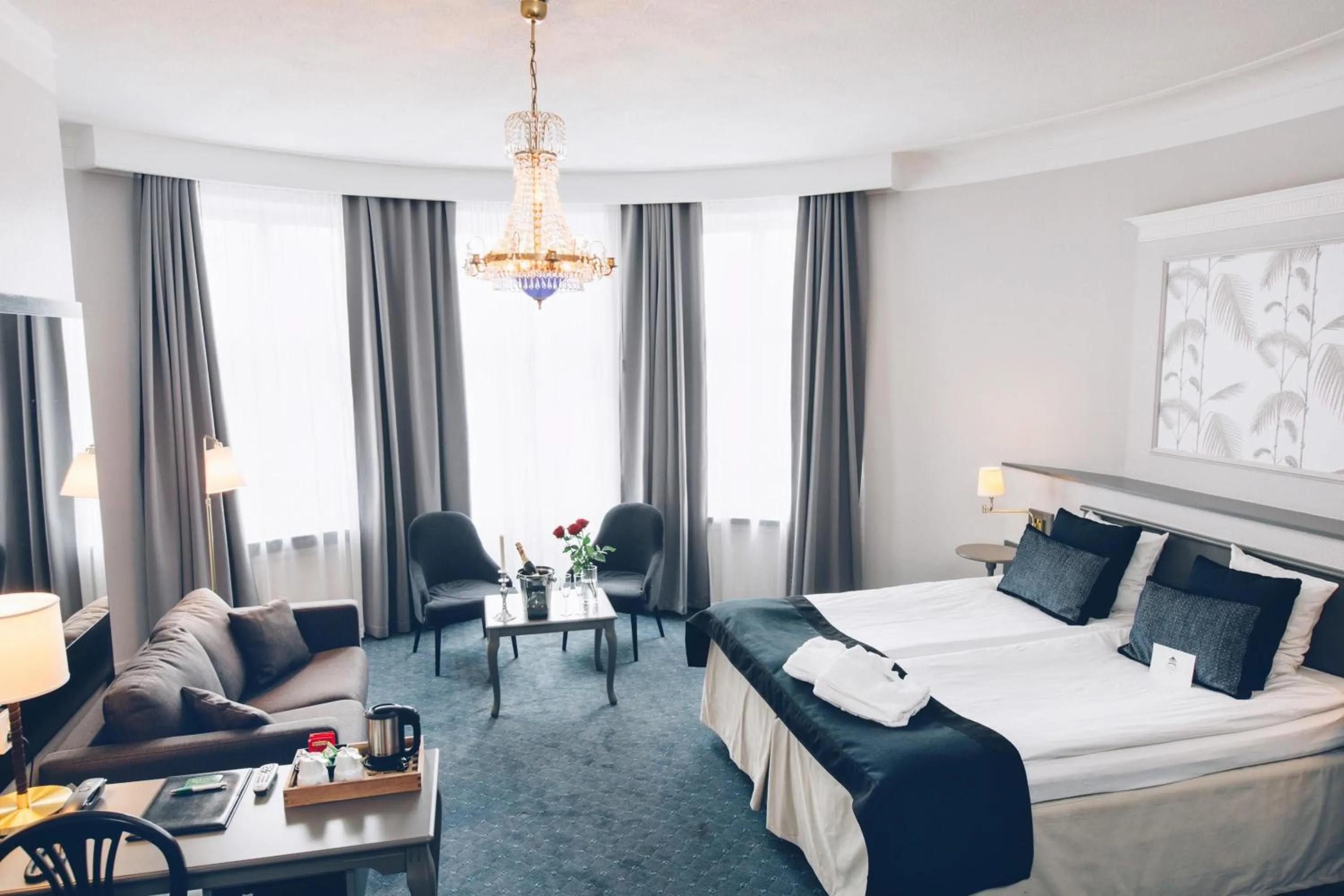 Junior Suite in Crystal Plaza Hotel