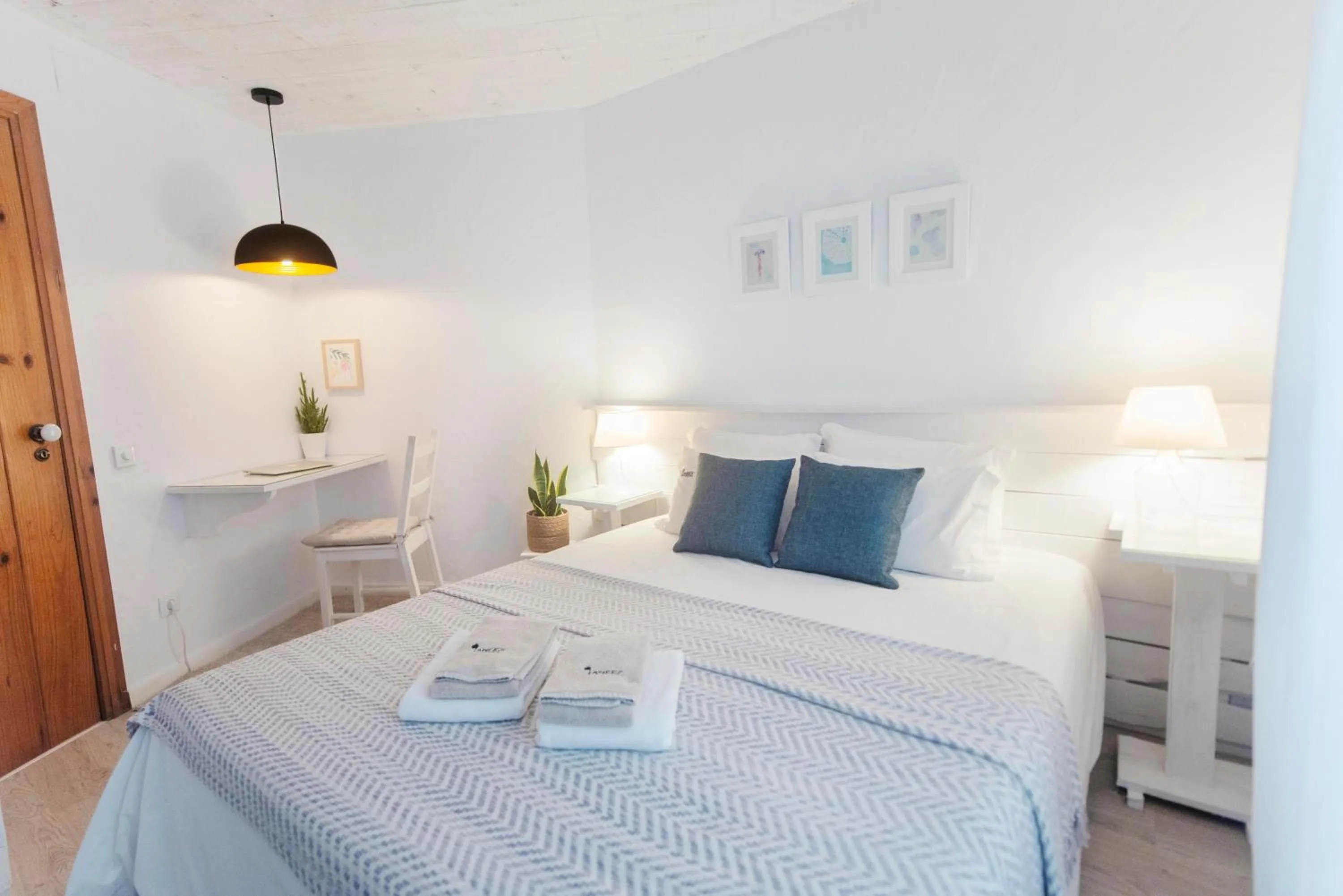 Photo of the whole room, Bed in Surf Vilas by Laneez Ericeira