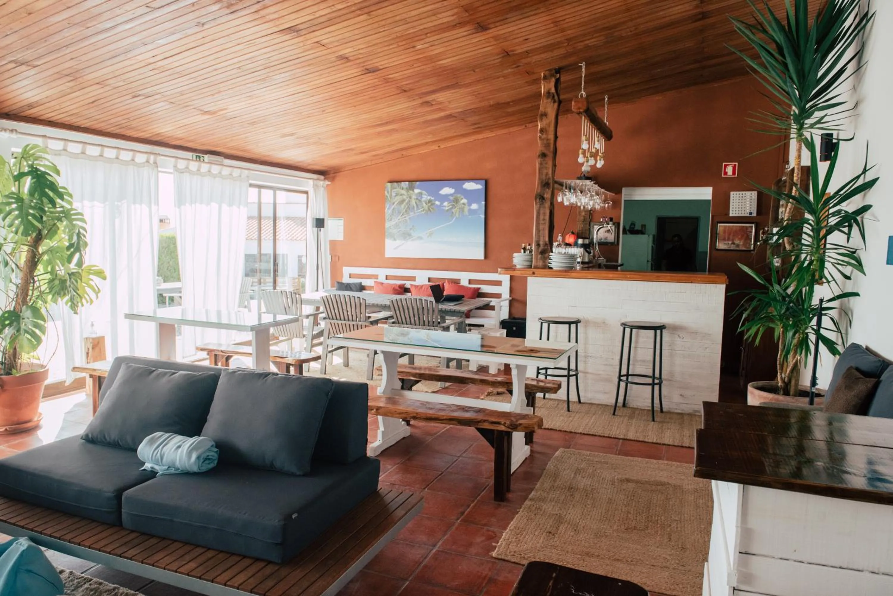 Communal lounge/ TV room in Surf Vilas by Laneez Ericeira