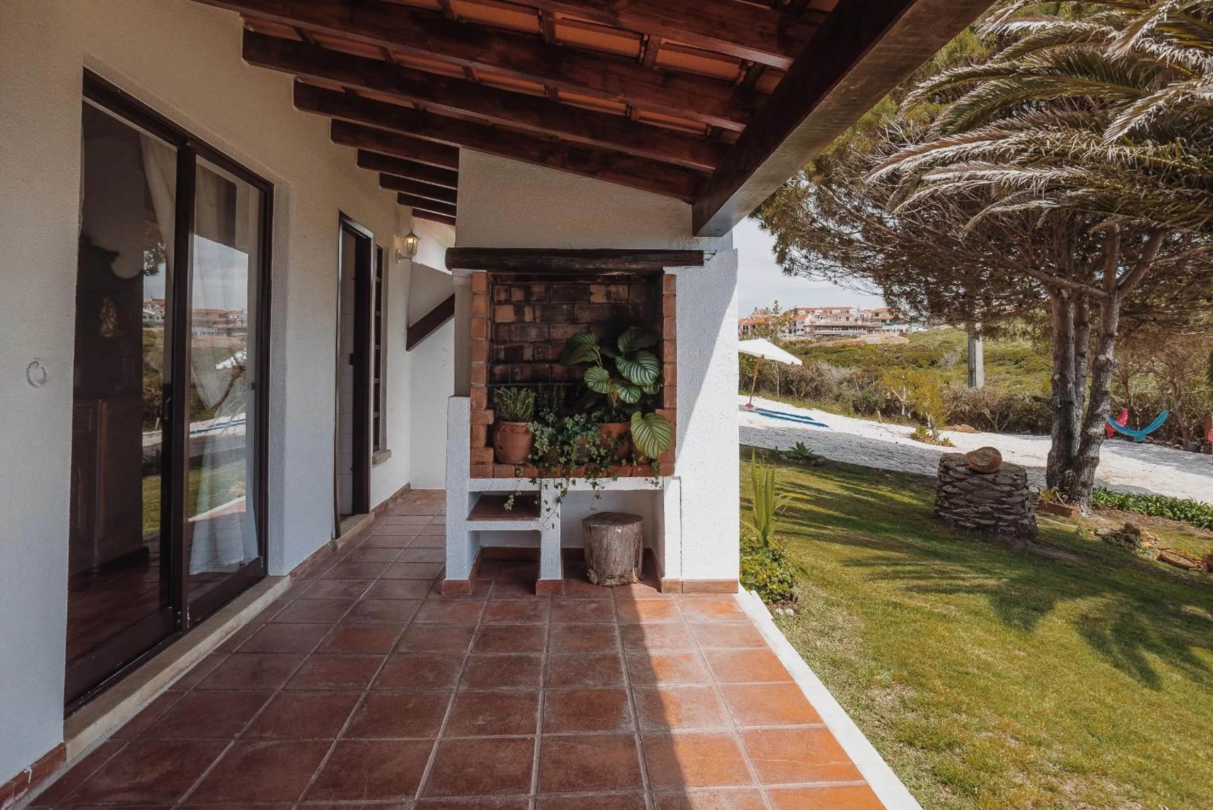 Patio in Surf Vilas by Laneez Ericeira