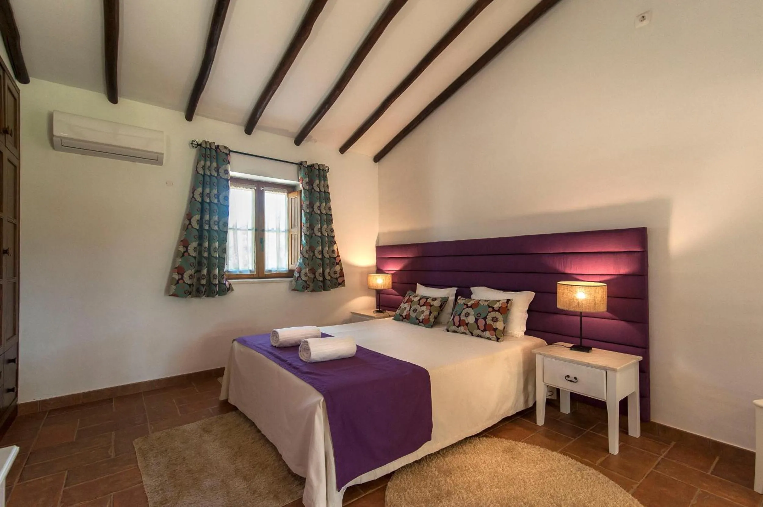 Photo of the whole room, Bed in Monte Da Galrixa
