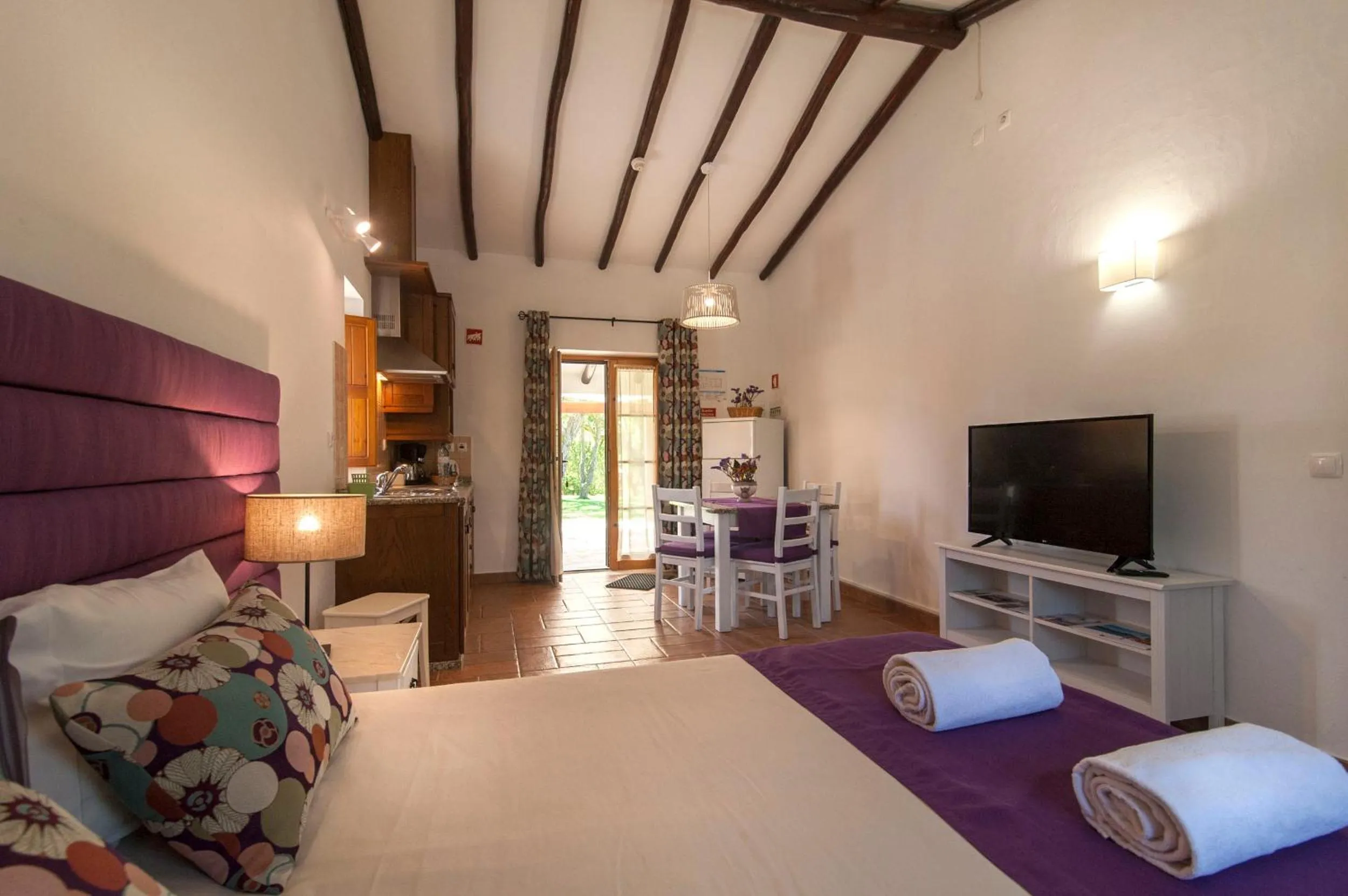 Photo of the whole room, Bed in Monte Da Galrixa