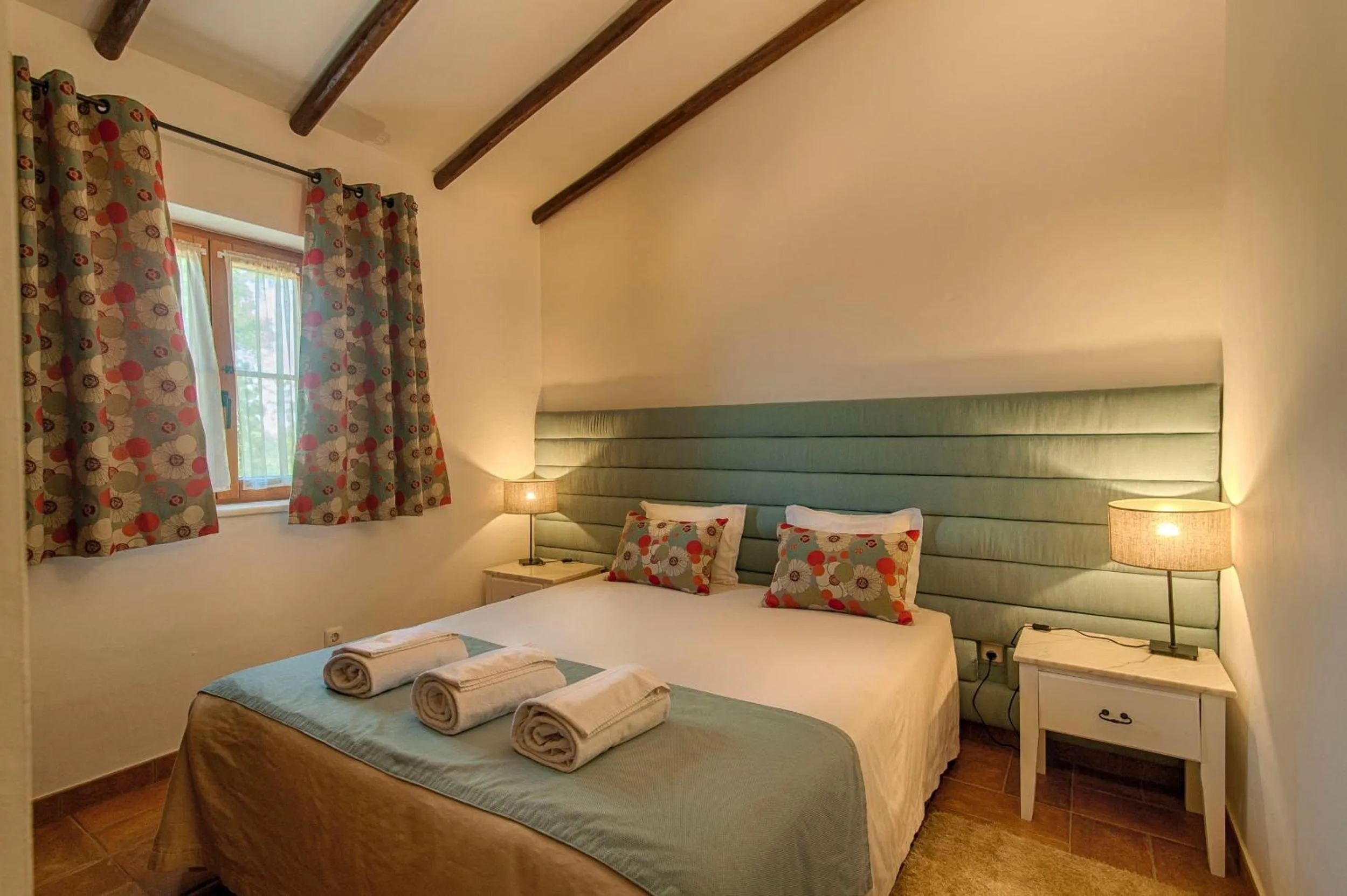 Photo of the whole room, Bed in Monte Da Galrixa