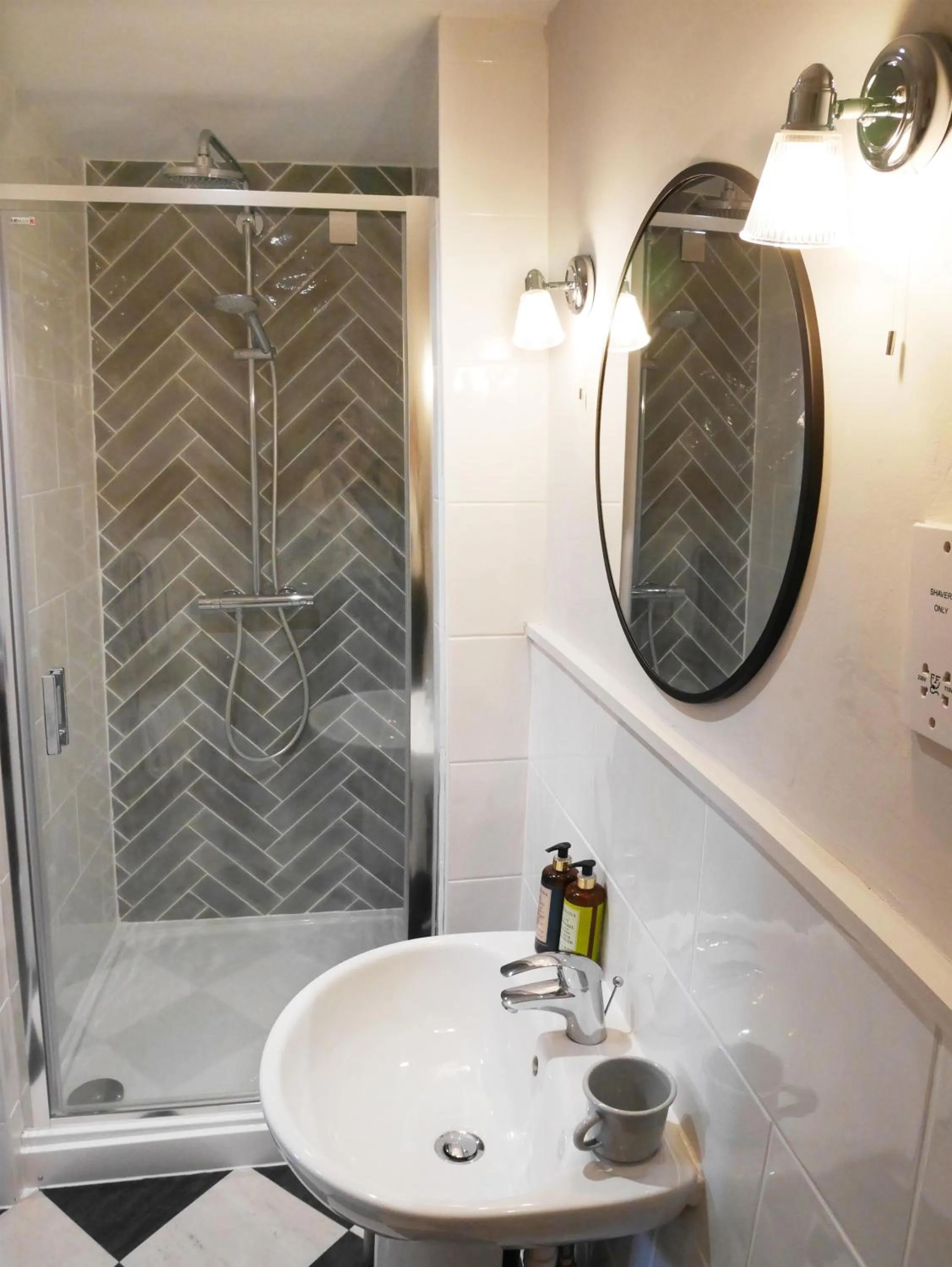 Shower in The Fleece