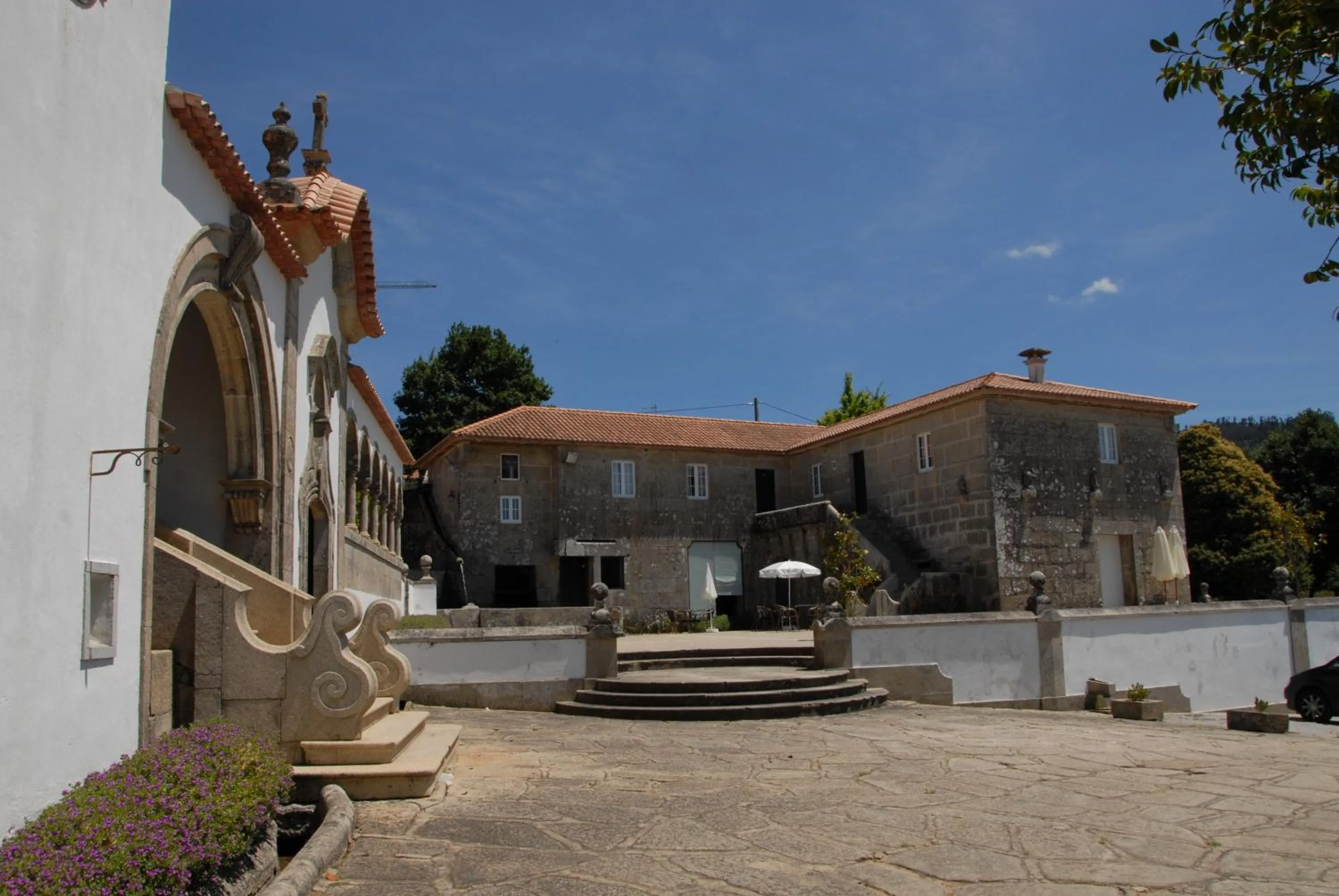 Facade/entrance in Boega Hotel