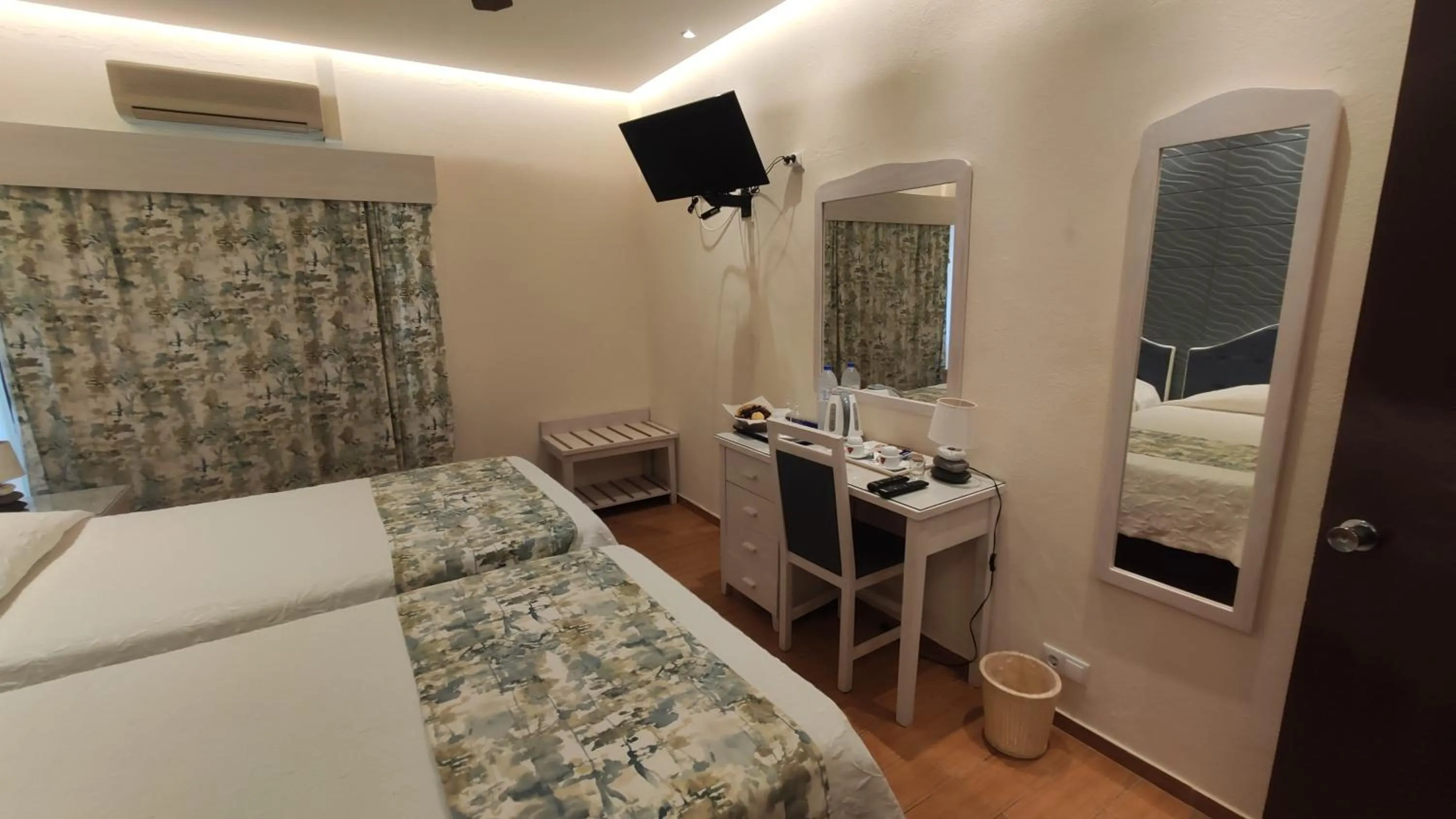 Bedroom, Bed in Aeromar Beach Hotel