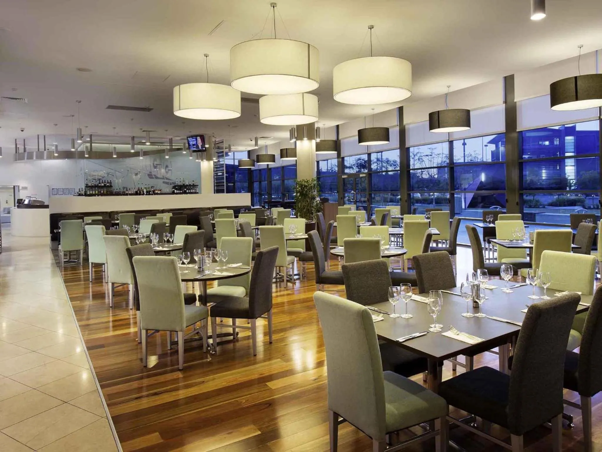 Restaurant/places to eat in Novotel Brisbane Airport