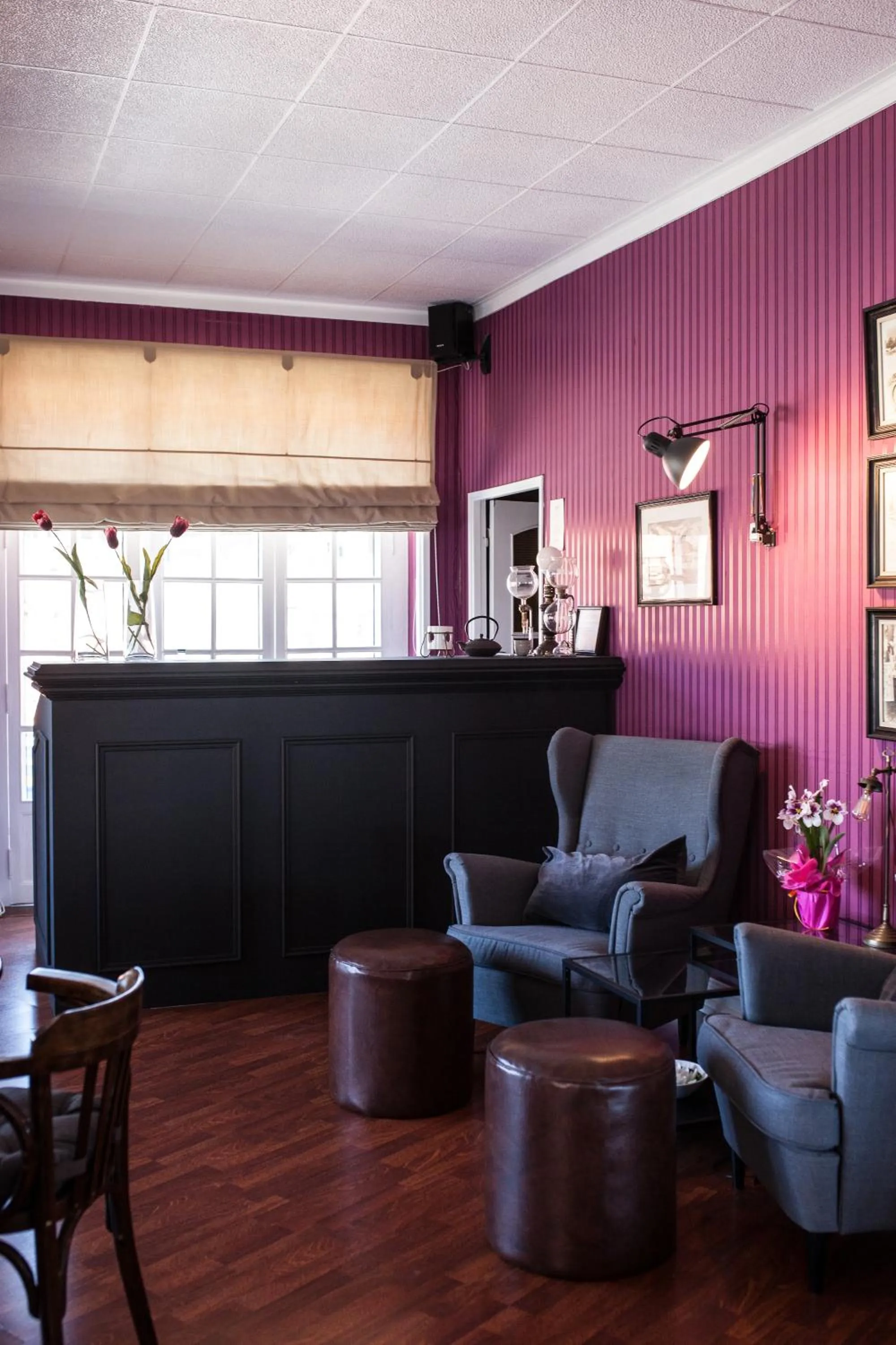 Communal lounge/ TV room in Hotel Leiria Classic